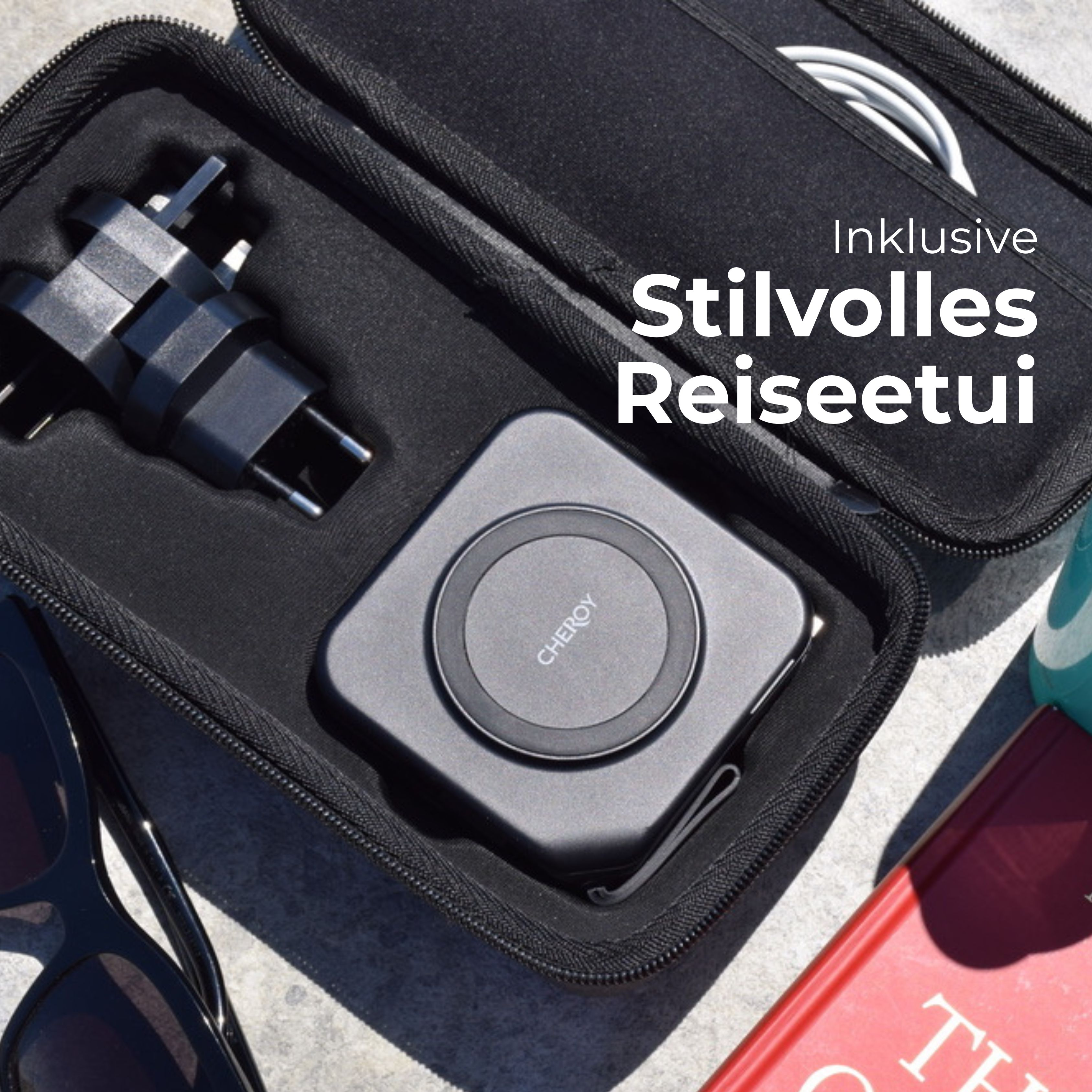 Ein Reise-Set mit Ladegerät, kabellosem Ladegerät, Sonnenbrille, Buch und Flasche auf einer Oberfläche. Text: Stilvolles Reiseetui.