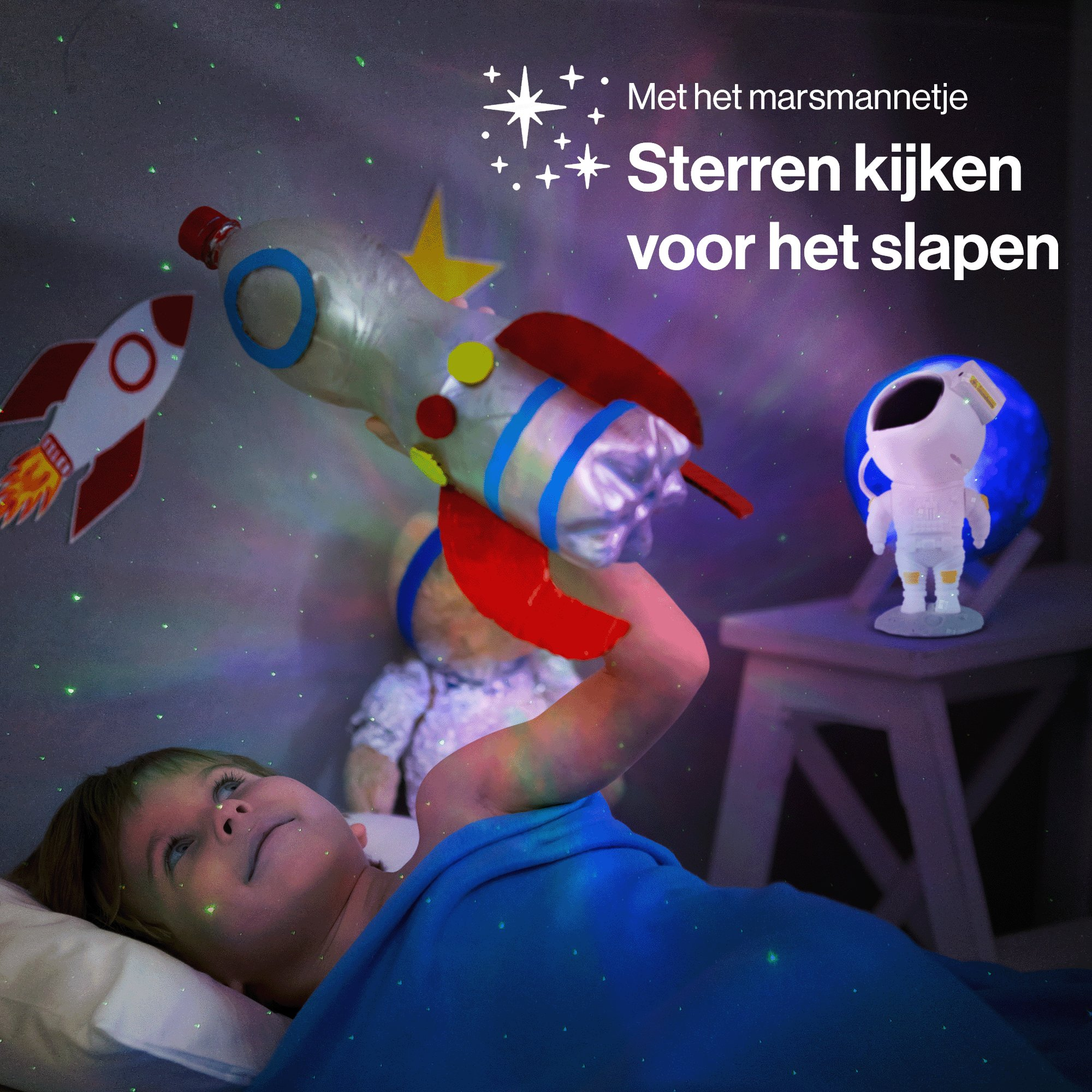 Een kind in bed kijkt naar een zelfgemaakte raket. Sterren en andere ruimte-objecten omringen het kind.