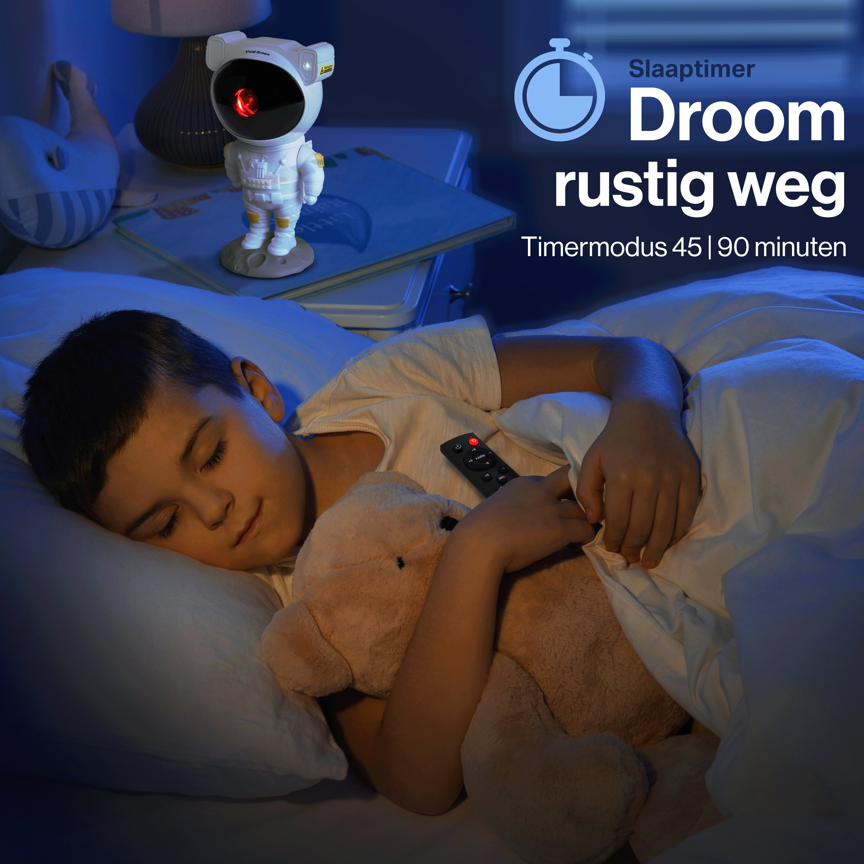 Een jongen slaapt in bed met een teddybeer. Een astronautenlamp staat op het nachtkastje.