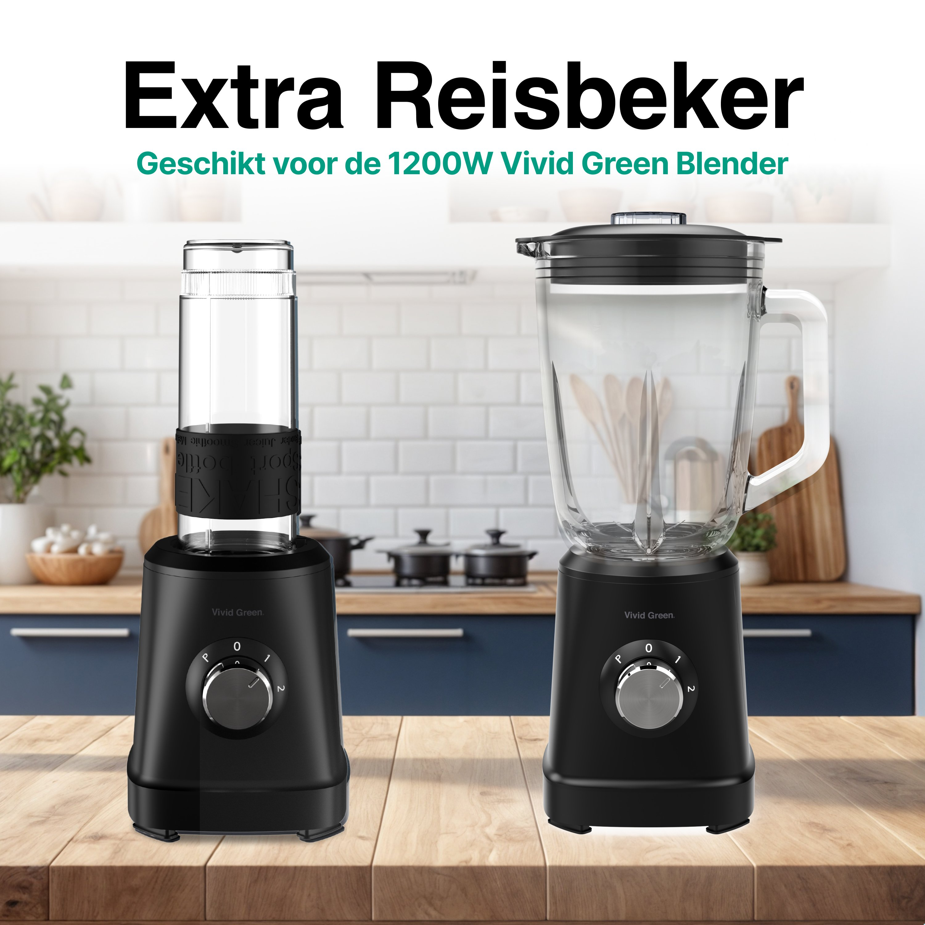 Twee zwarte blenders, een met een reisbeker, op een houten tafel. Bovenstaande tekst luidt Extra Reisbeker.