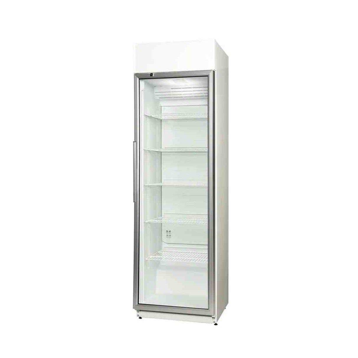 Een hoge witte koelkast met glazen deur. Hij heeft verschillende planken en een zilveren handvat. De achtergrond is wit.
