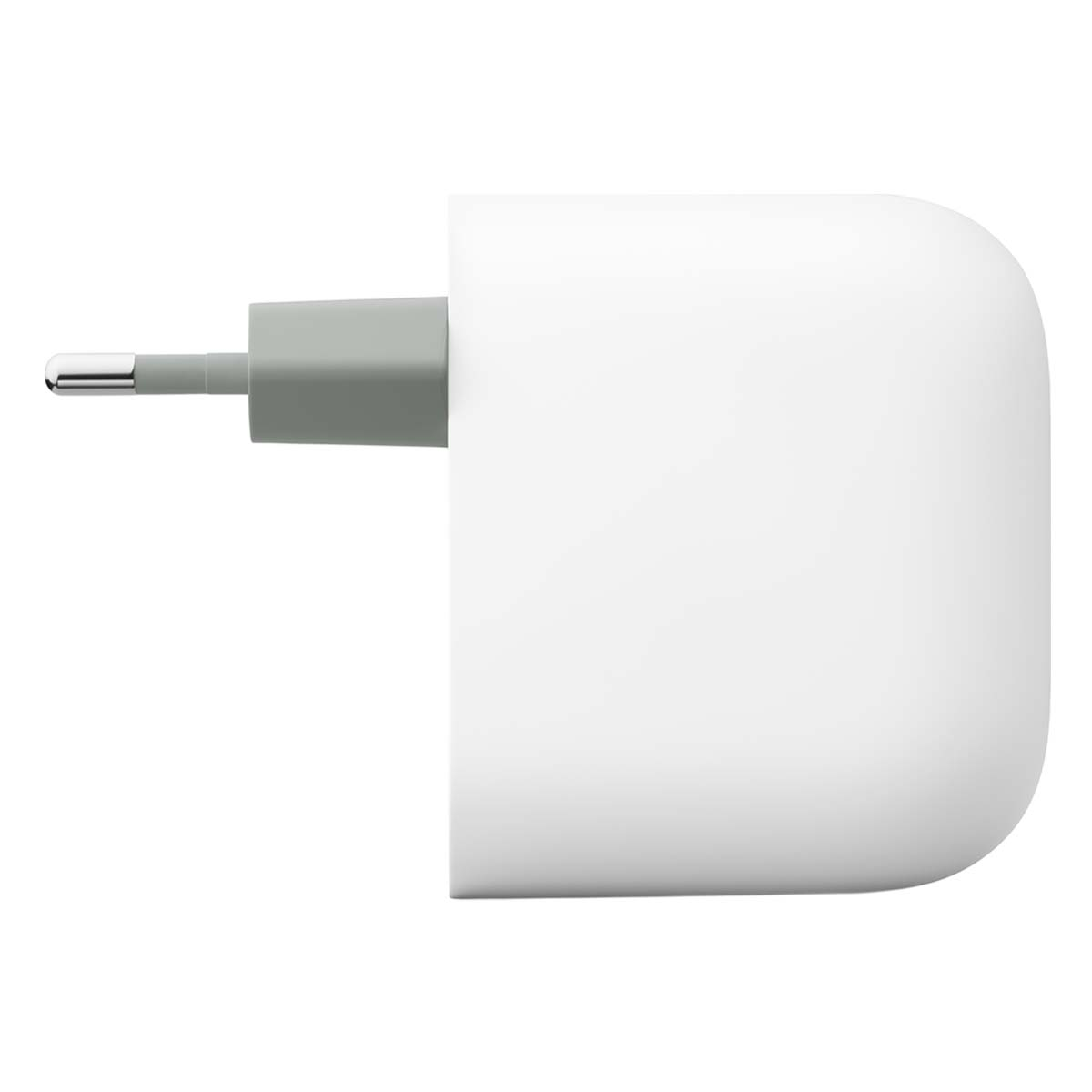 Ein weißer Netzadapter mit grauem Stecker, isoliert auf weißem Hintergrund. Der Adapter hat abgerundete Kanten.