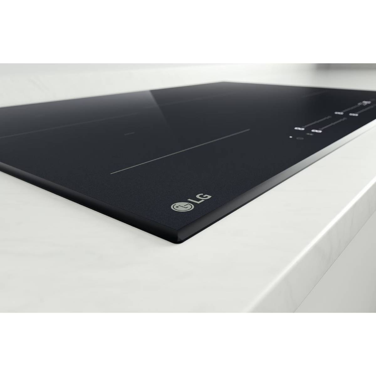 Un primo piano di un piano cottura a induzione LG nero su un piano di lavoro bianco. Il piano cottura ha un pannello di controllo e il logo LG.