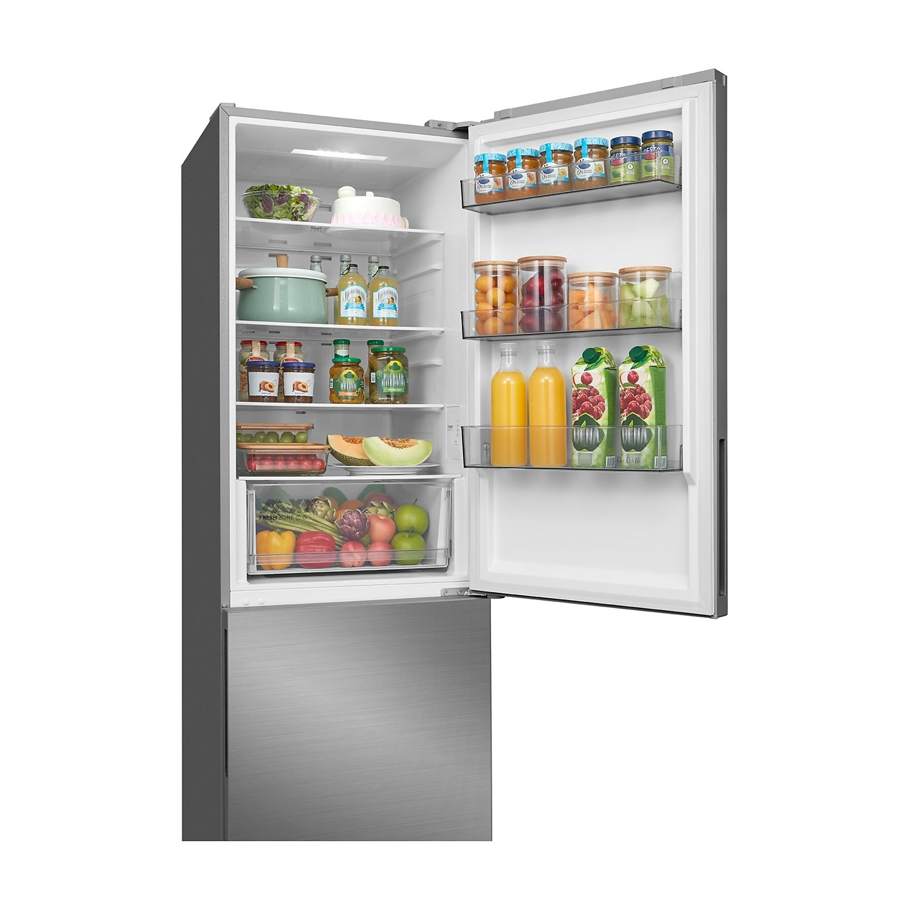Un frigorifero con la porta aperta, che mostra generi alimentari come verdure, frutta, barattoli e bottiglie.