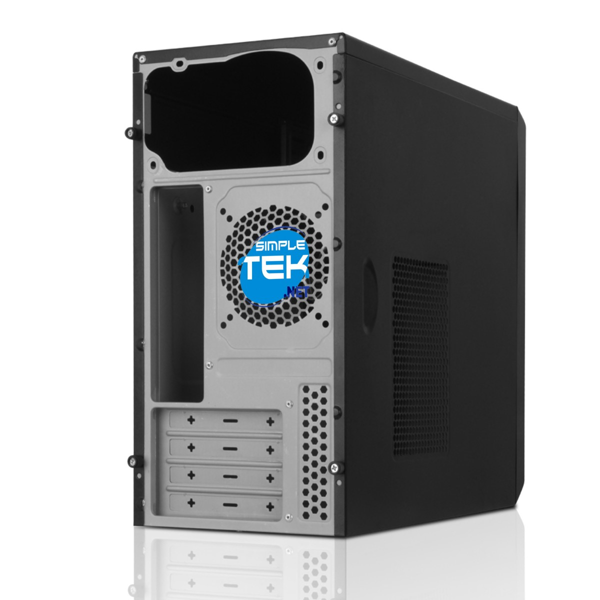 Un case per computer nero con interno aperto, una ventola con logo blu Simple Tek e vari slot, che si riflette su una superficie bianca.