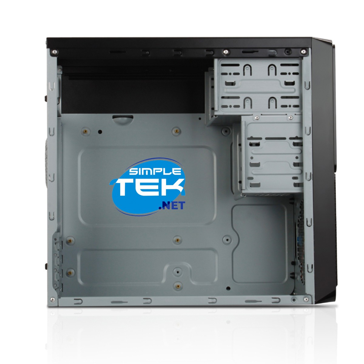 Interno di un case per computer aperto. Metallo grigio, parte superiore nera e slot di archiviazione visibili. Logo blu 'Simple Tek'.