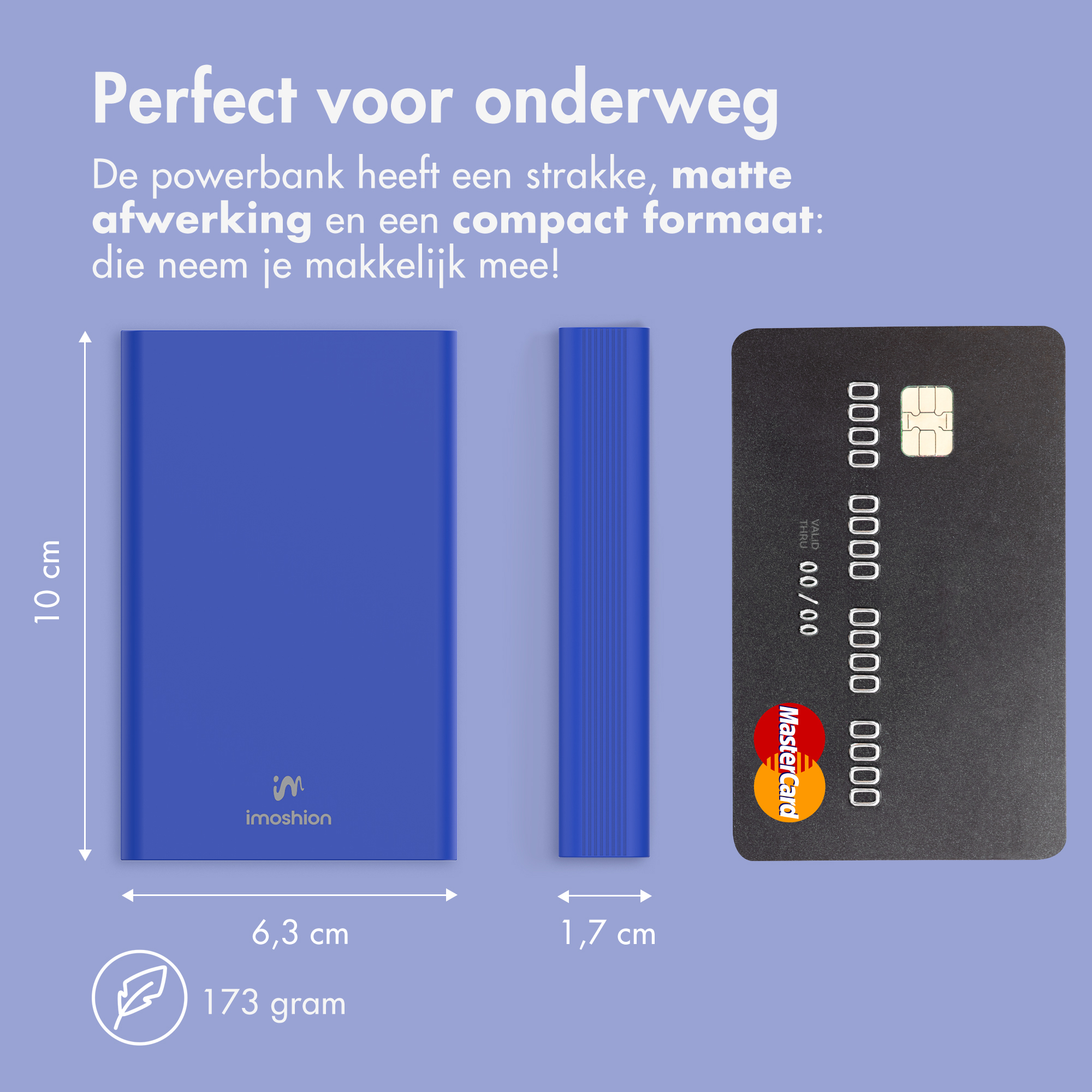 L'image montre une batterie externe bleue, des dimensions et une carte de crédit, le tout sur fond violet clair.