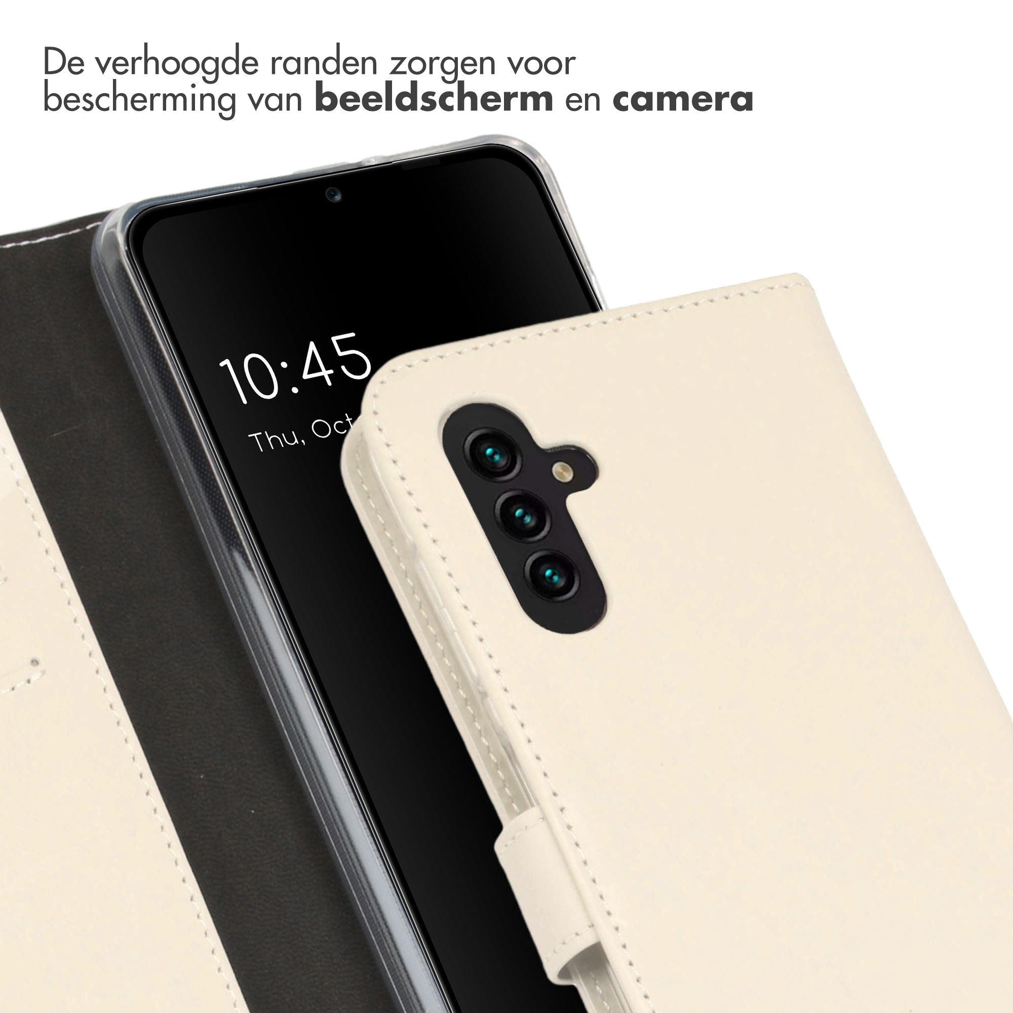 Telefoon in een crèmekleurige hoes, met een zwart scherm dat de tijd weergeeft. De hoes heeft cameragaten.