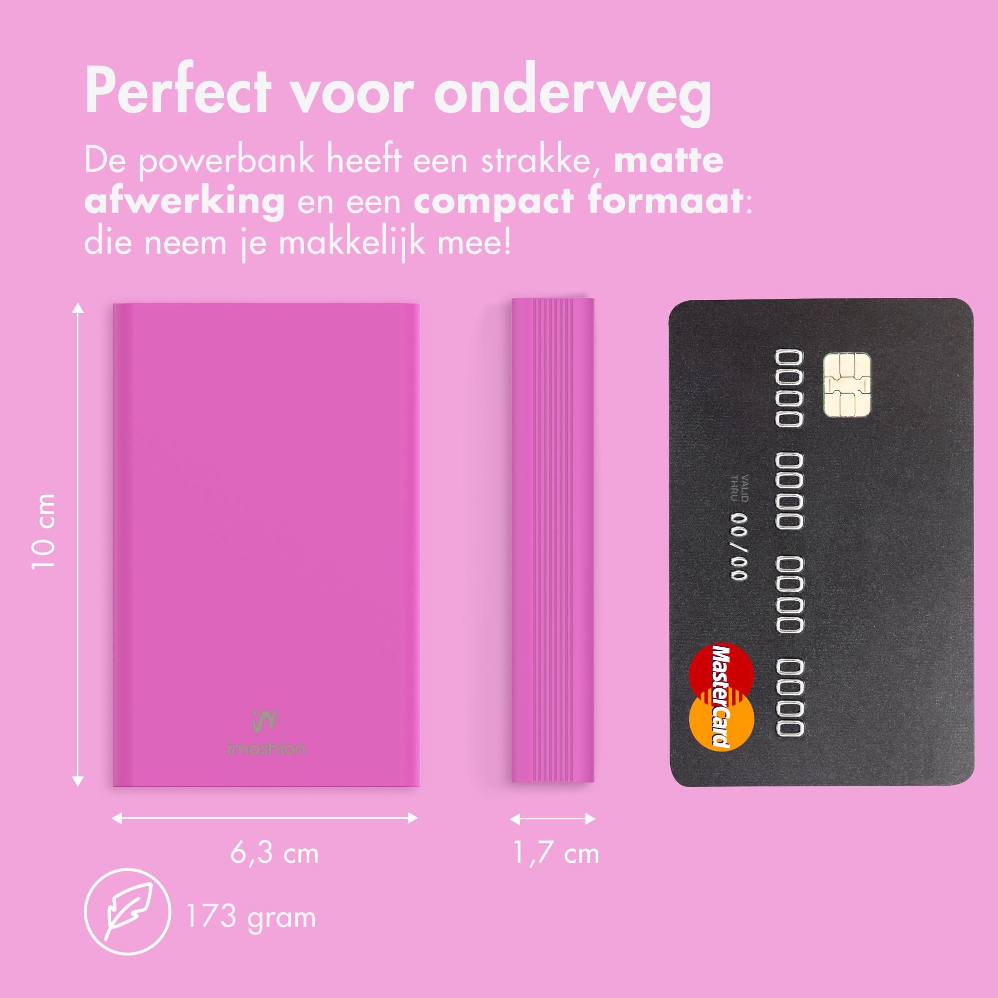 L'image montre une batterie externe rose, une carte de crédit et des étiquettes de dimensions sur fond rose.