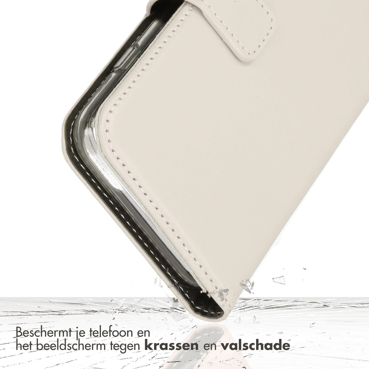 Close-up van een crèmekleurige telefoonhoes die een telefoon beschermt. De hoes ligt op een oppervlak met een gebroken glaseffect.