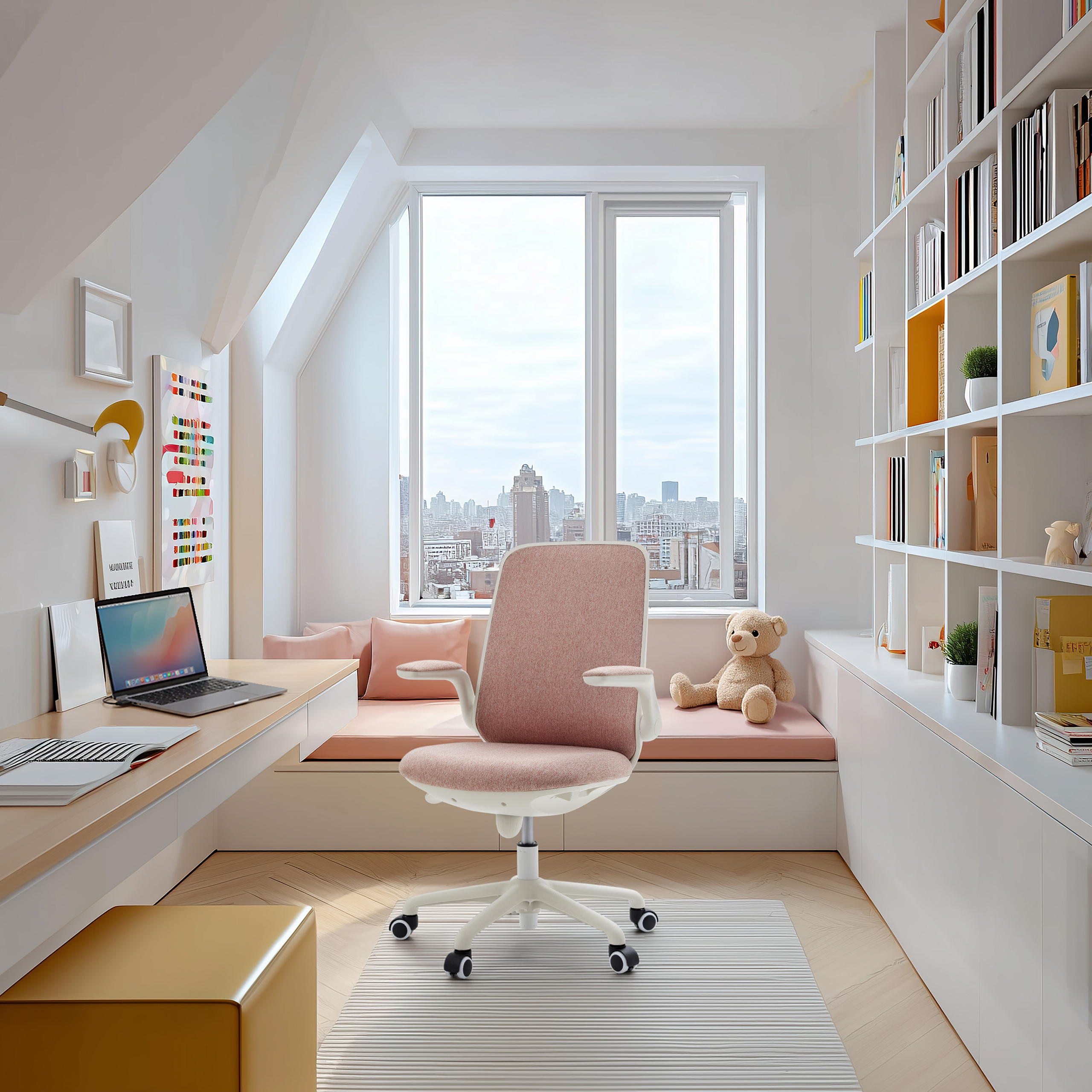 Ein modernes Büro mit Schreibtisch, Stuhl, Fenster und Bücherregalen. Auf dem Schreibtisch steht ein Laptop.