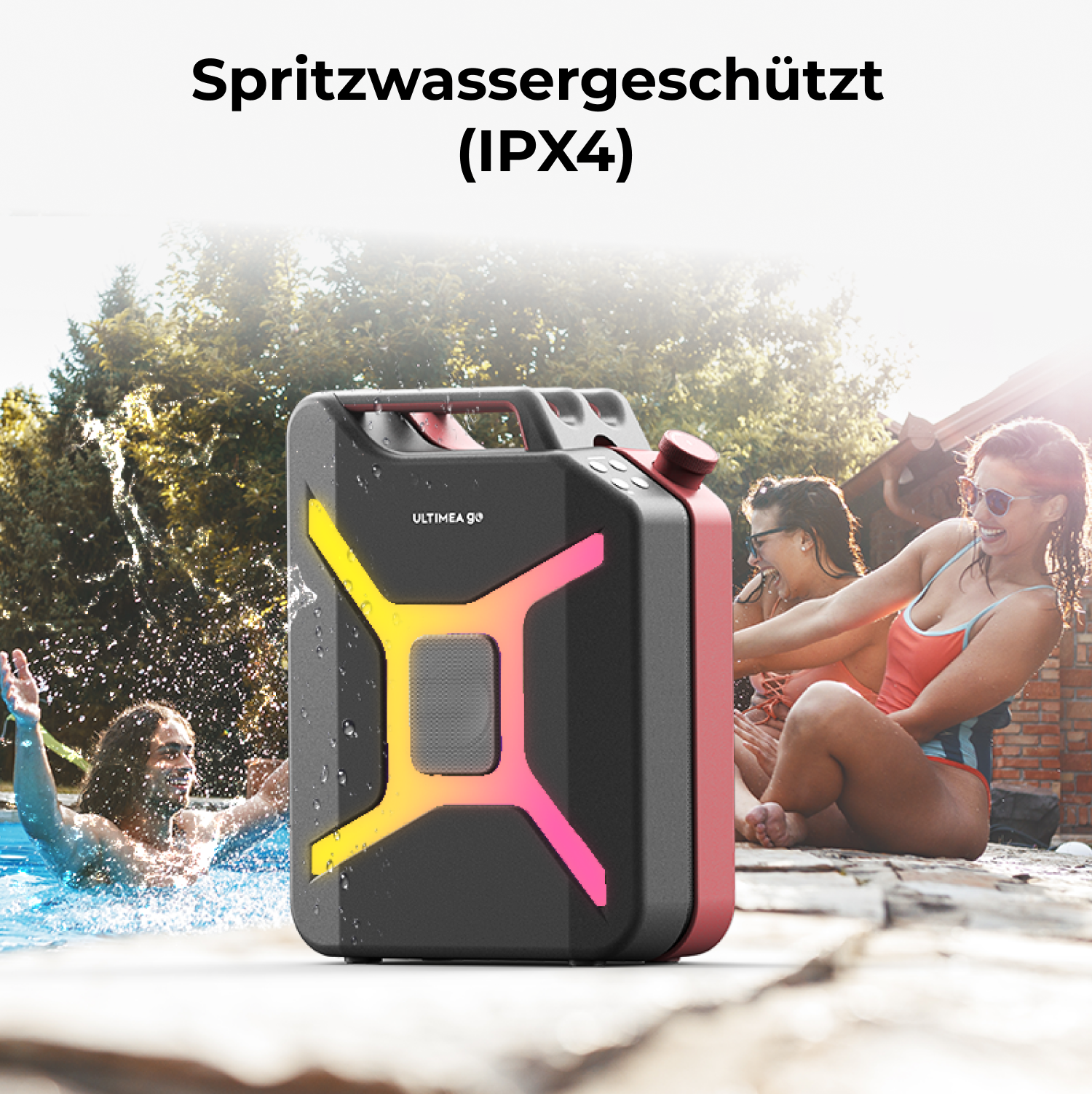Ein wasserdichter Lautsprecher mit Menschen in einem Pool. Der Lautsprecher ist schwarz mit gelben und rosa Akzenten. Menschen sind im Pool und sitzen am Pool.