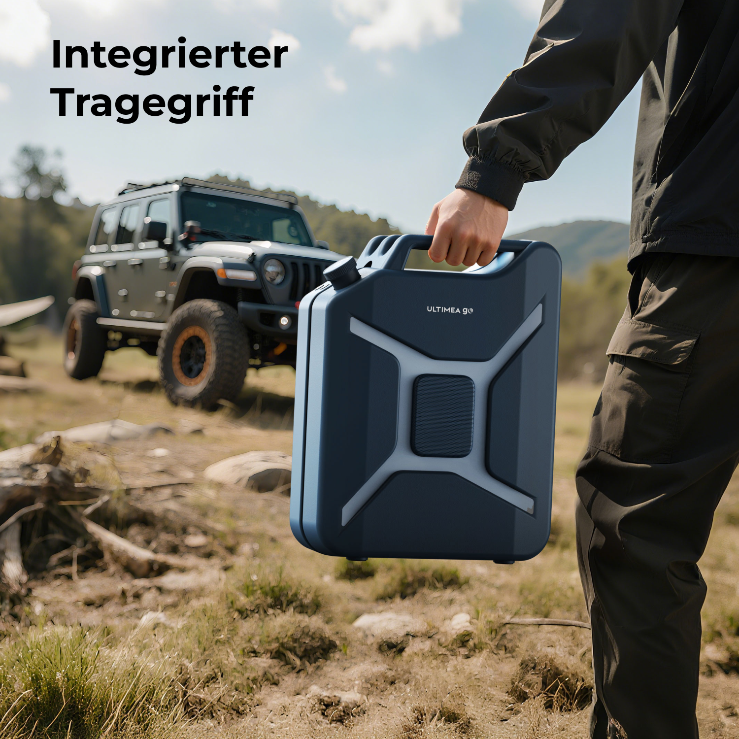 Eine Person hält einen dunkelblauen Kanister. Ein Jeep ist im verschwommenen Hintergrund. Die Szene spielt sich im Freien ab.