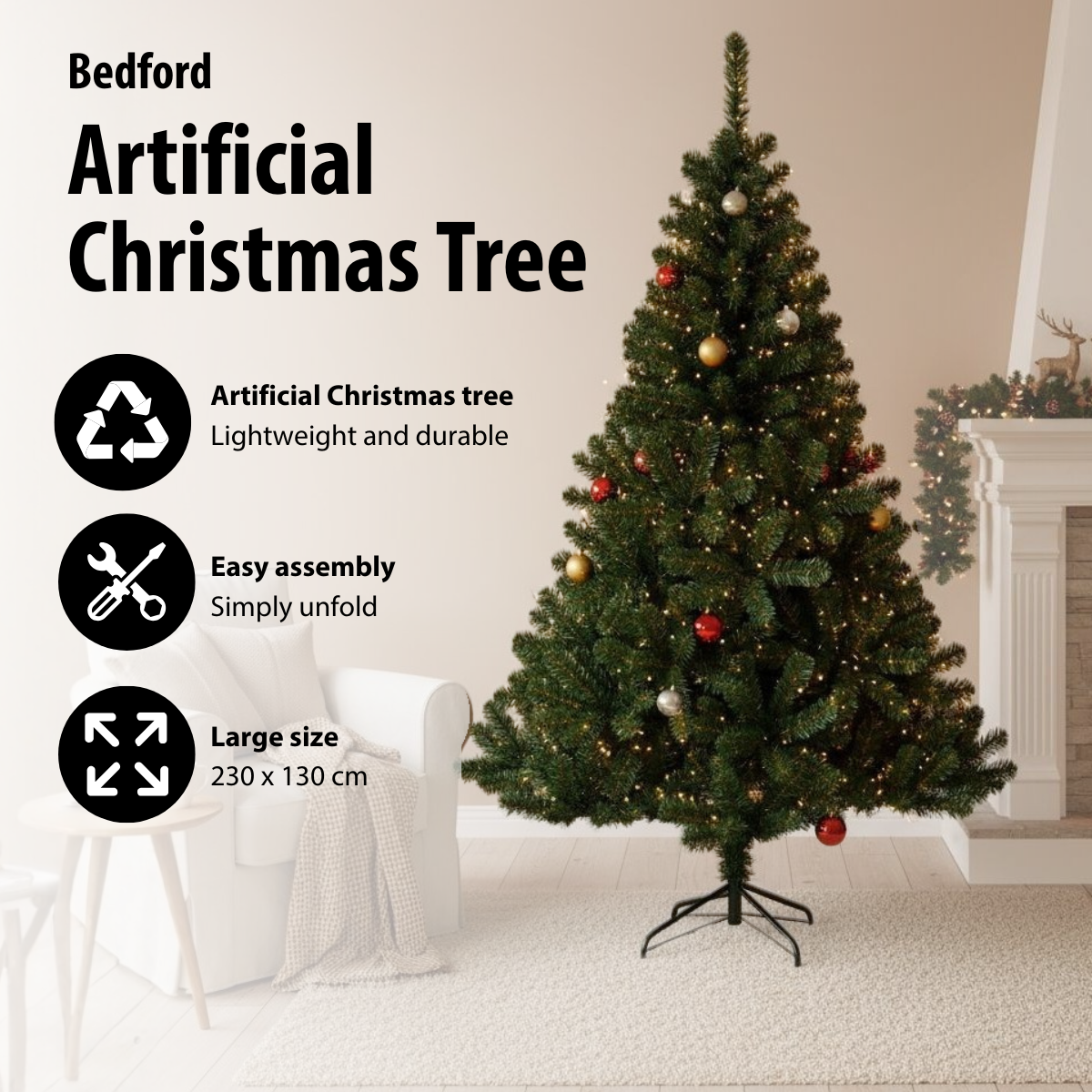 Un sapin de Noël artificiel orné d'ornements se dresse dans une pièce. Une chaise blanche, une table d'appoint et un tapis sont au premier plan.