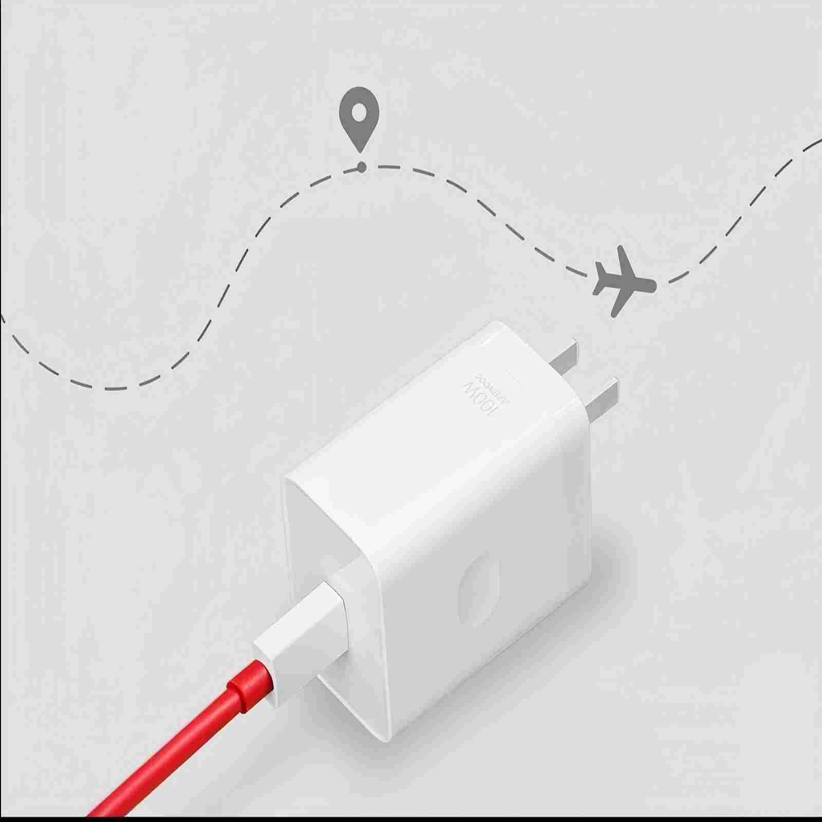 Cargador blanco con cable rojo, iconos de avión y ubicación, y líneas discontinuas sobre fondo gris.
