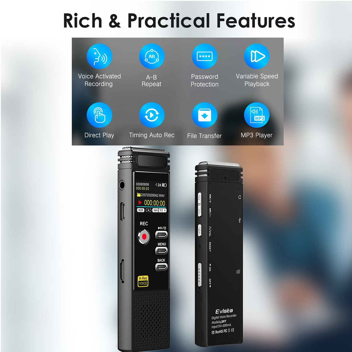 Das Bild zeigt einen digitalen Sprachrekorder mit Funktionen wie Sprachaktivierung und MP3-Player, mit Textüberlagerung. Zwei Rekorder sind sichtbar.