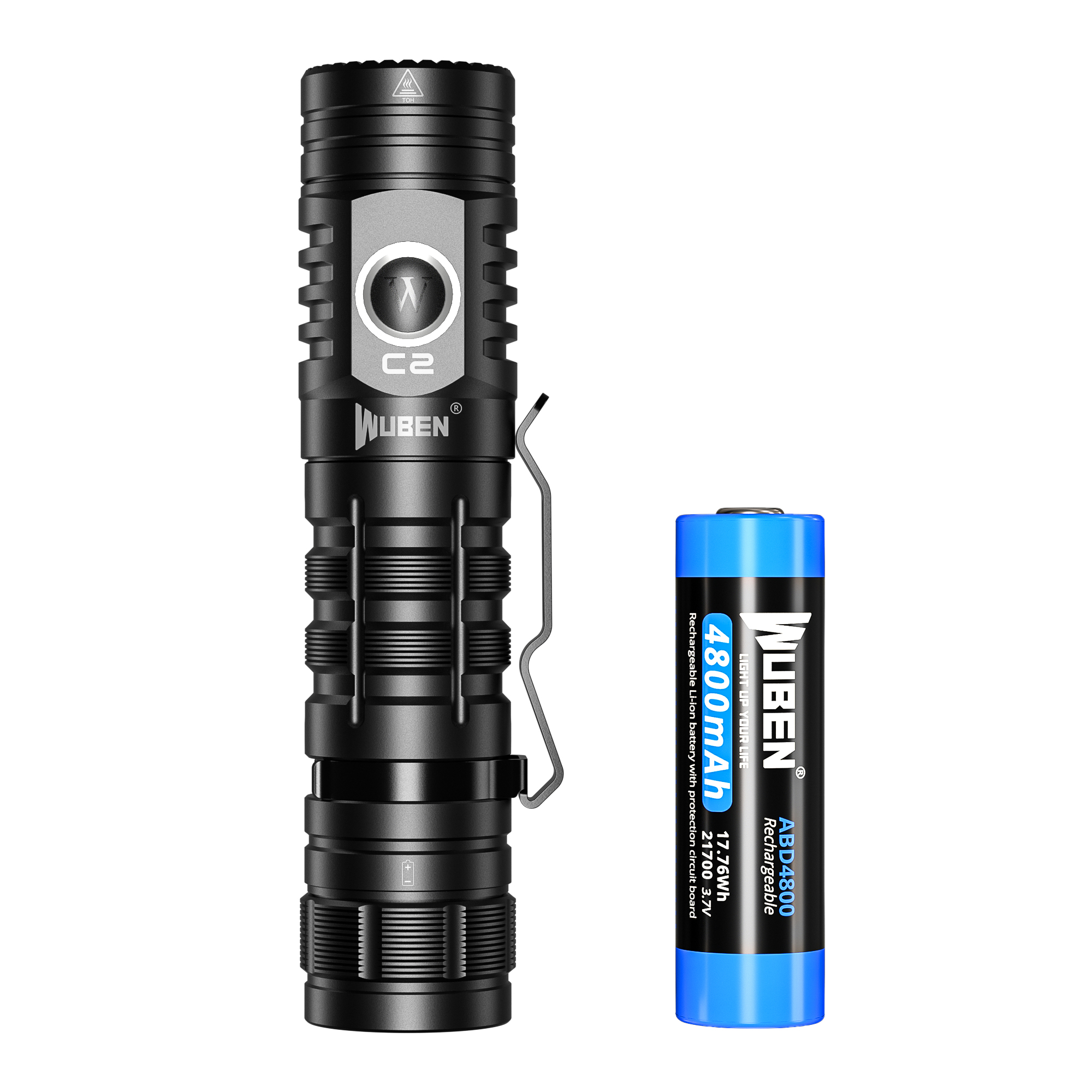 Eine schwarze Taschenlampe mit silberner Mitte, einem Taschenclip und einer blauen, wiederaufladbaren Batterie.