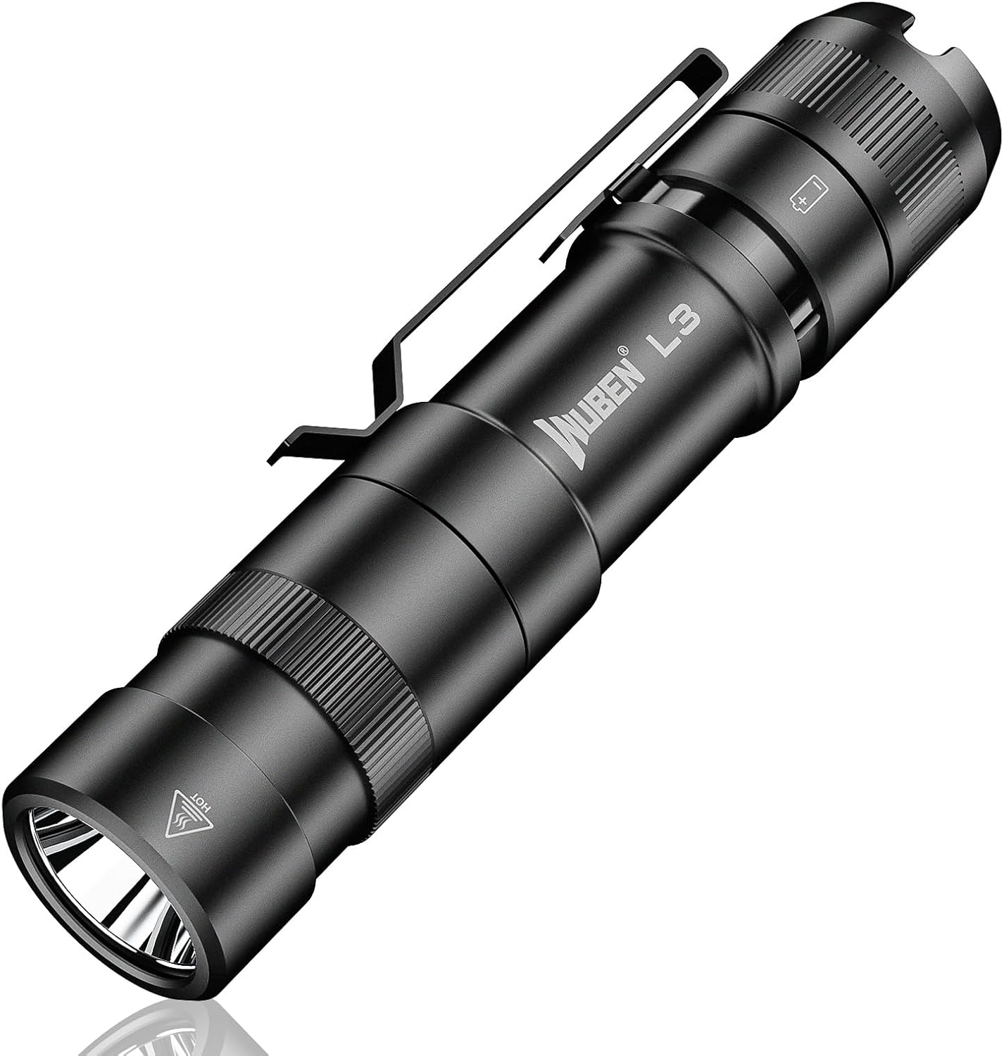 Eine schwarze Wuben L3-Taschenlampe wird gezeigt. Sie hat einen Taschenclip und einen strukturierten Griff. Das Licht ist auf den Betrachter gerichtet.