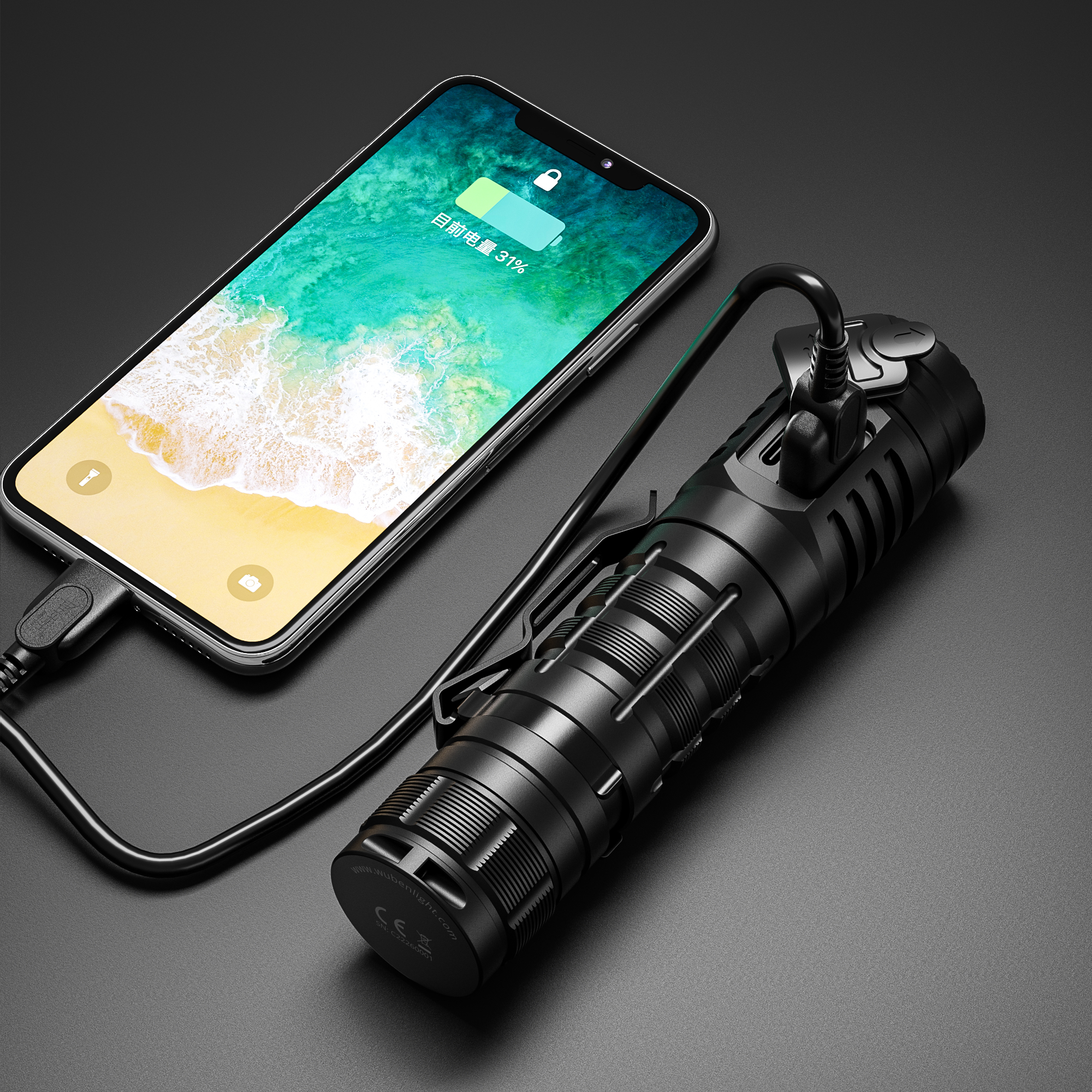 Ein Telefon, das mit einer schwarzen Taschenlampe geladen wird. Der Telefonbildschirm zeigt 31 % Akku an. Schwarzes Kabel verbindet sie.