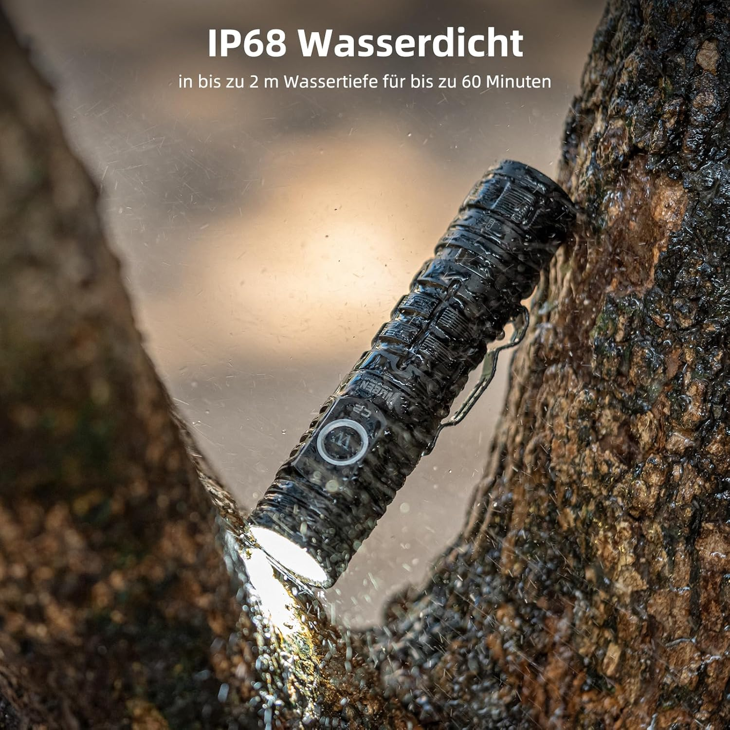 Eine wasserdichte Taschenlampe in Gebrauch. Sie leuchtet im Dunkeln. Wasser strömt darauf. Der Hintergrund zeigt Baumstämme.