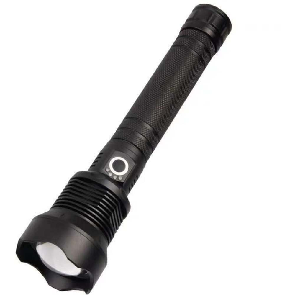 Eine schwarze Taschenlampe auf weißem Untergrund. Sie hat einen strukturierten Griff, eine Linse und einen Power-Knopf mit weißem Kreis.
