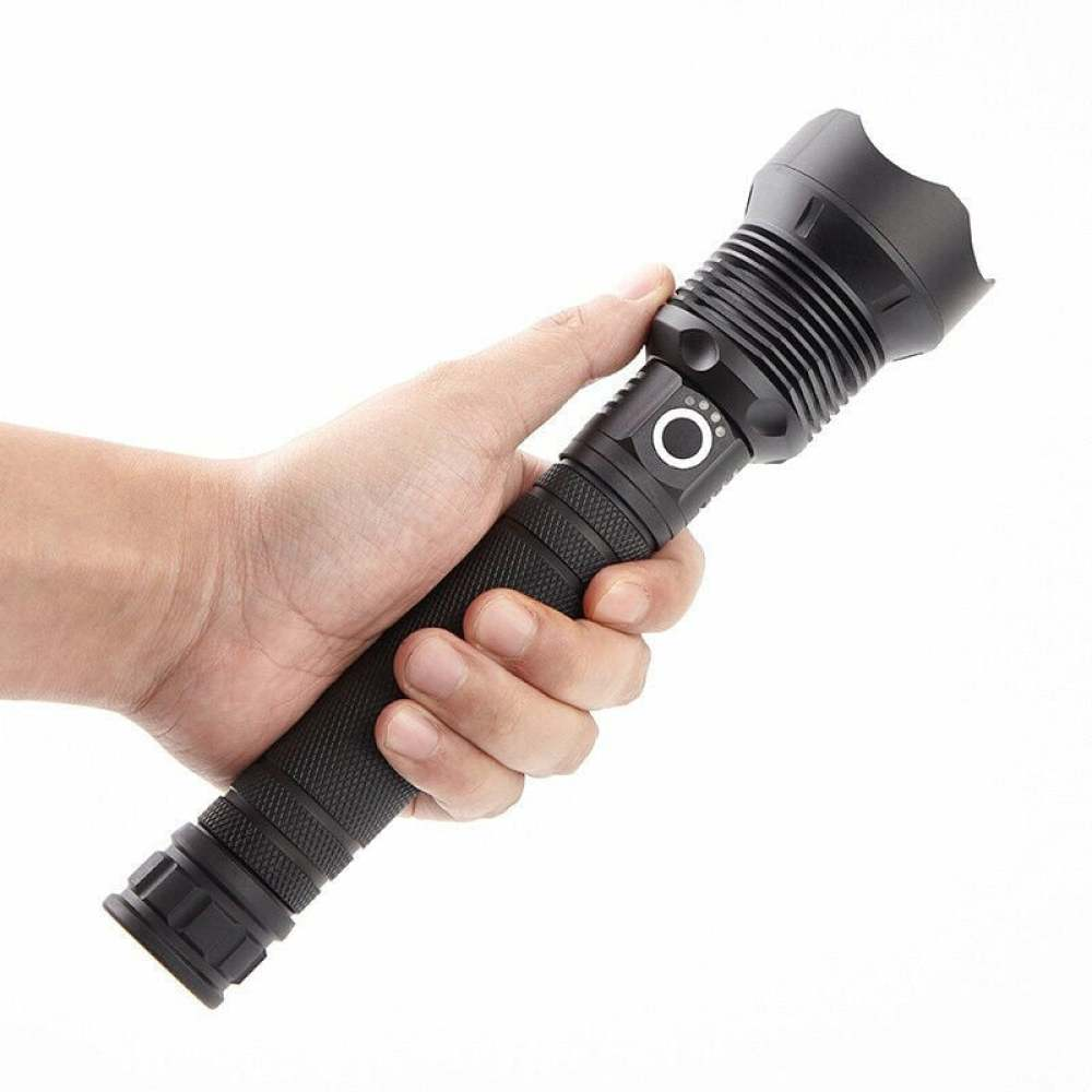 Eine Hand hält eine schwarze Taschenlampe. Die Taschenlampe hat einen strukturierten Griff und einen kreisförmigen Knopf. Der Hintergrund ist weiß.