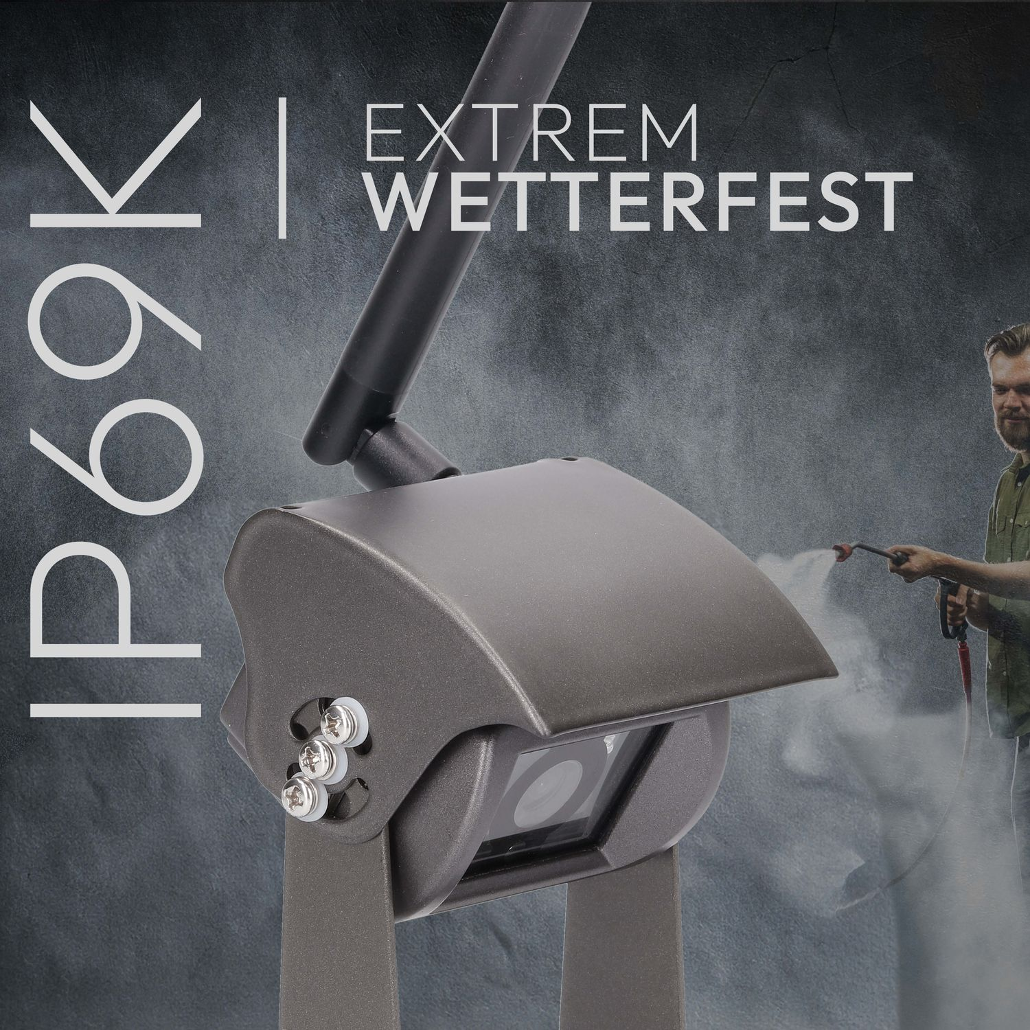 Eine graue Kamera wird von einem Mann mit Wasser besprüht, der Text 'EXTREM WETTERFEST' steht über der Kamera.