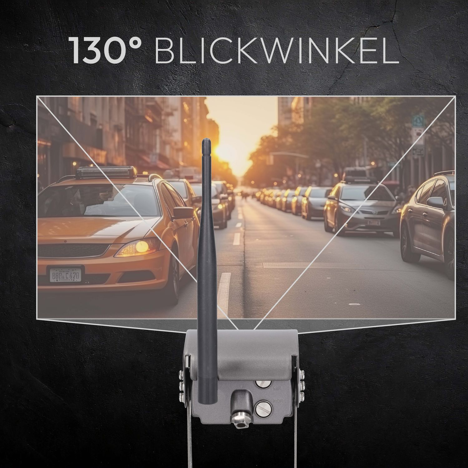 Kamera mit 130° Blick auf eine Stadtstraße mit Autos. Ein orangefarbenes Taxi steht im Vordergrund, weitere Autos in einer Reihe.