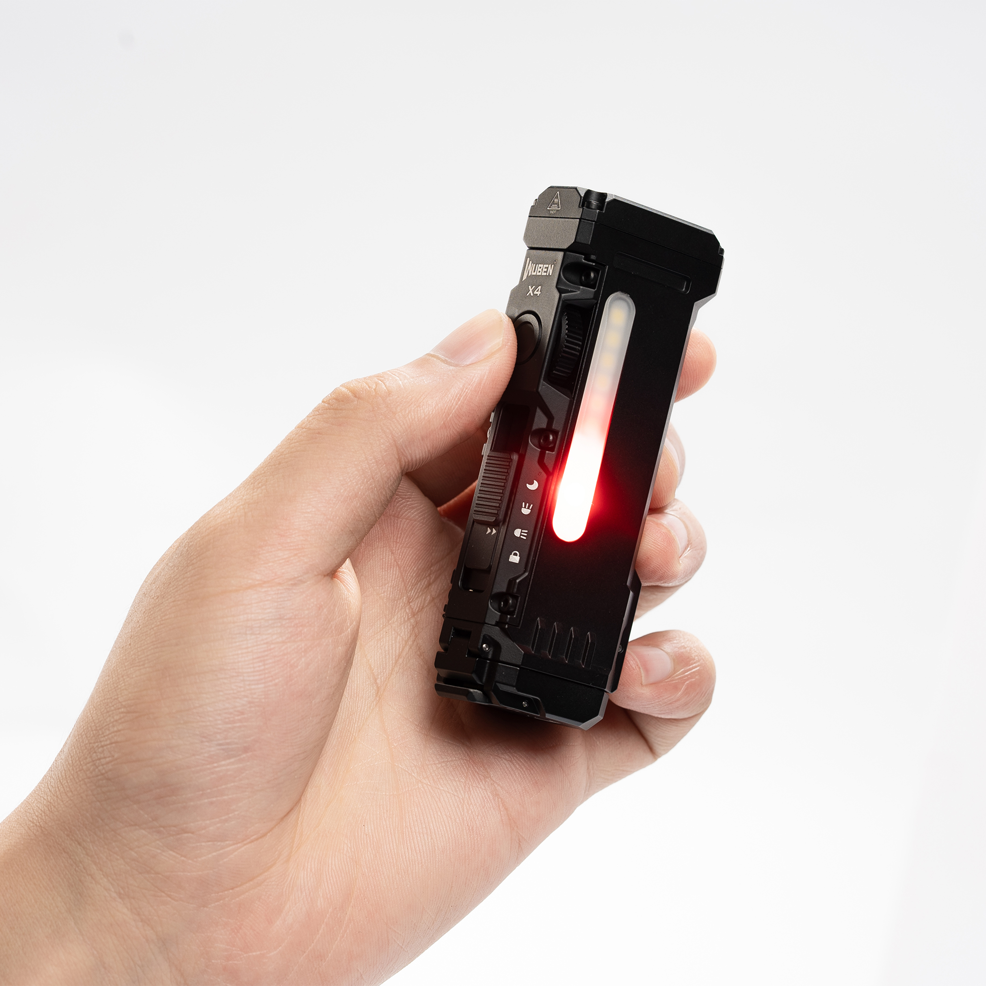 Eine Hand hält eine schwarze WUBEN X4-Taschenlampe mit rotem Lichtbalken. Weißer Hintergrund.
