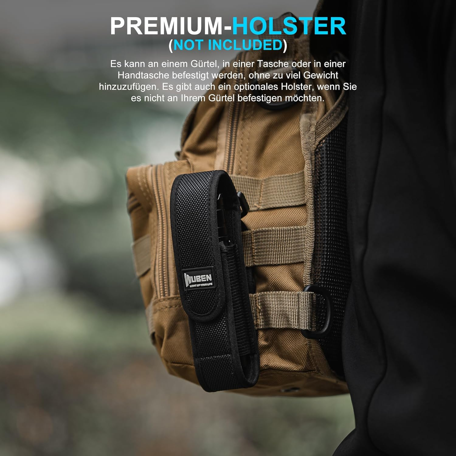 Ein schwarzes Holster an einem beigefarbenen Rucksack befestigt. Das Holster hat den Markennamen 'WUBEN'. Hintergrund unscharf.