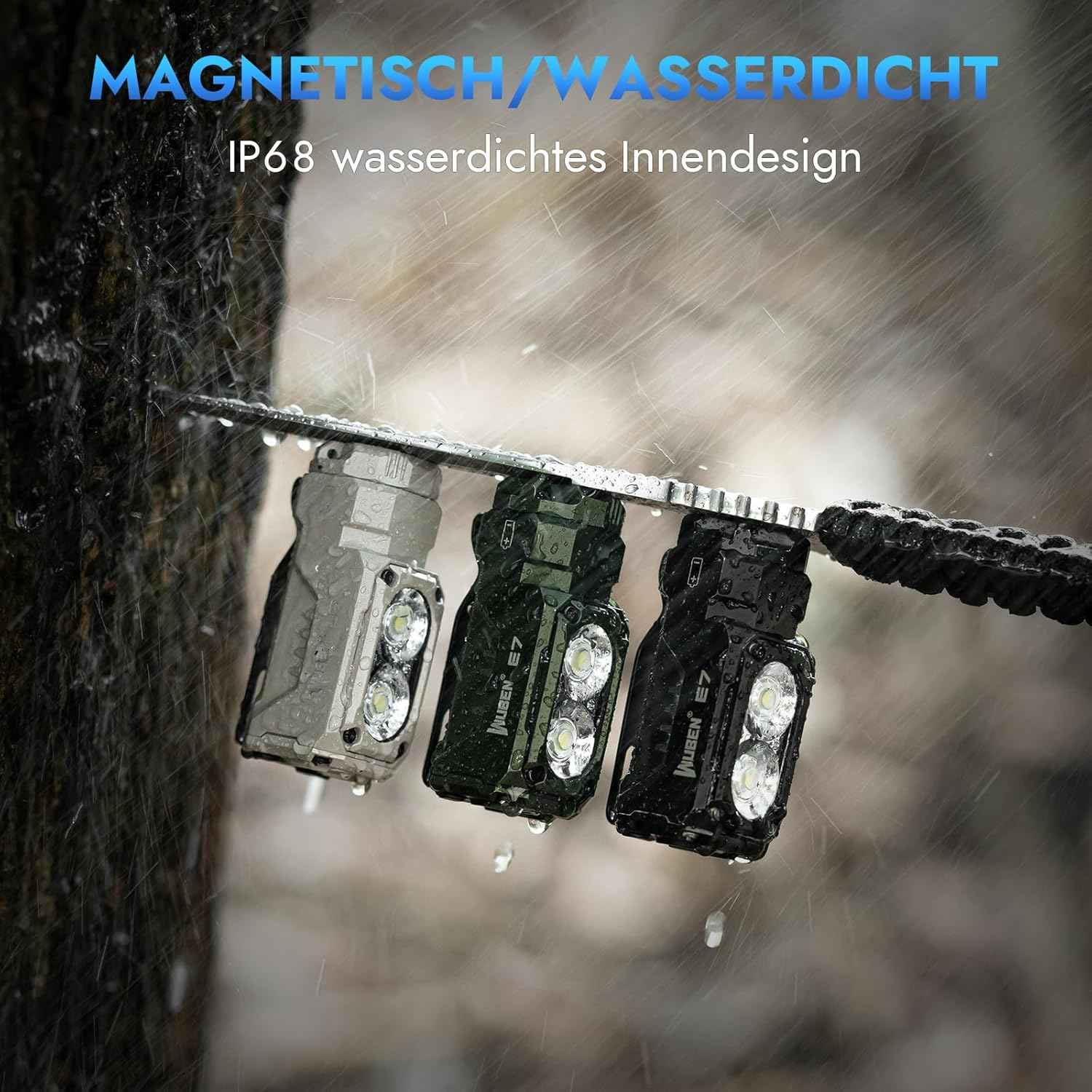 Drei wasserdichte Taschenlampen, hängen mit einem Metallstab. Die Taschenlampen sind grau, grün und schwarz. Im Hintergrund regnet es.