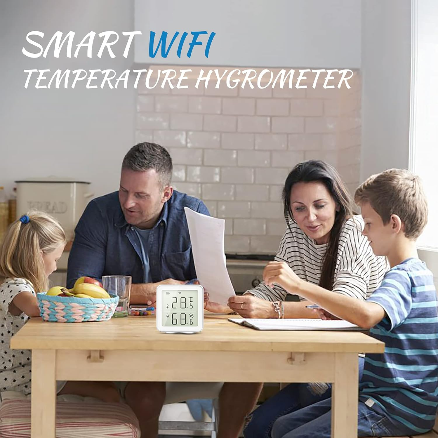 Familie sitzt um einen Tisch mit einem intelligenten Temperatur-Hygrometer. Auf dem Tisch liegen Früchte und ein Glas Wasser.