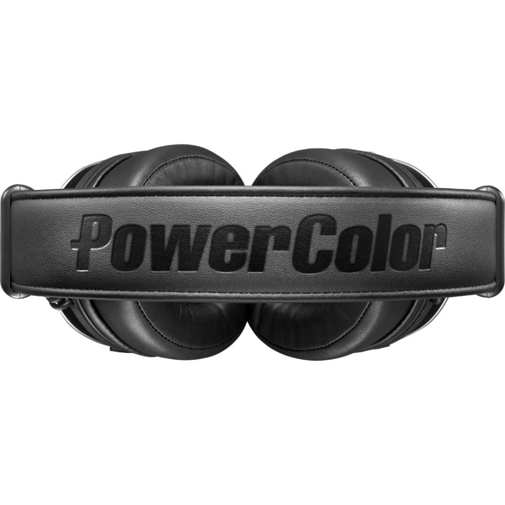 Zbliżenie czarnych słuchawek z wytłoczonym logo 'PowerColor' na pałąku. Tło jest białe.