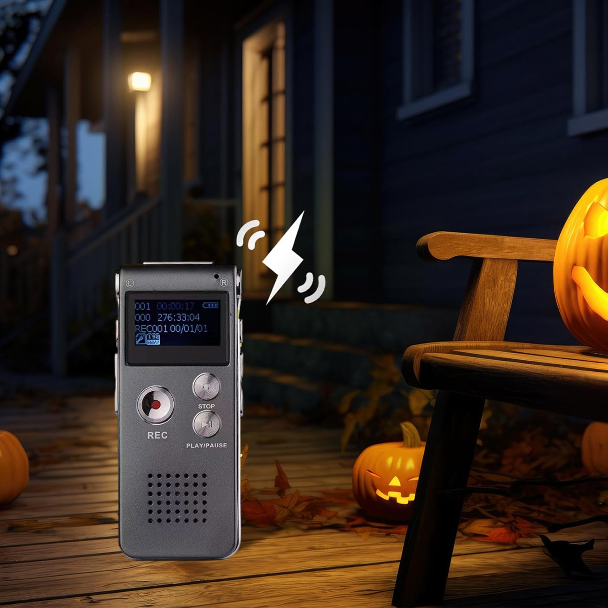 Ein tragbarer Rekorder auf einer Veranda mit Kürbislaternen. Ein beleuchtetes Haus im Hintergrund. Halloween-Szene.