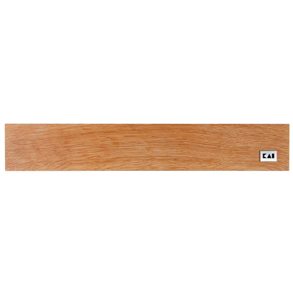 Ein rechteckiges Schneidebrett aus Holz mit einem silbernen Logo in der rechten unteren Ecke. Das Brett ist hellbraun.