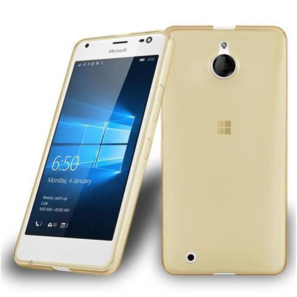 Uno smartphone color oro con uno schermo che mostra ora e data. Anche il retro è dorato. Il telefono è in una custodia protettiva.