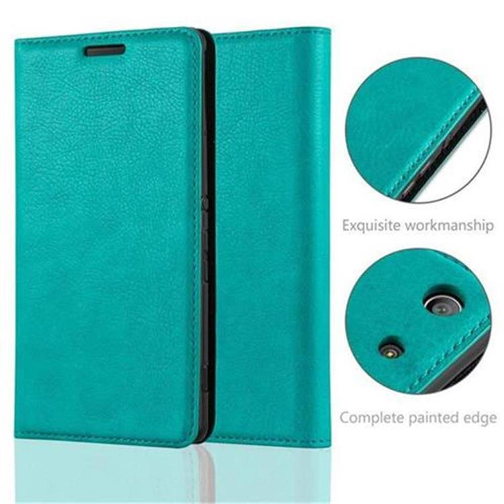 Una funda de teléfono de cuero verde azulado está abierta. Los detalles incluyen una exquisita mano de obra y un borde completamente pintado. Se muestran dos primeros planos circulares.