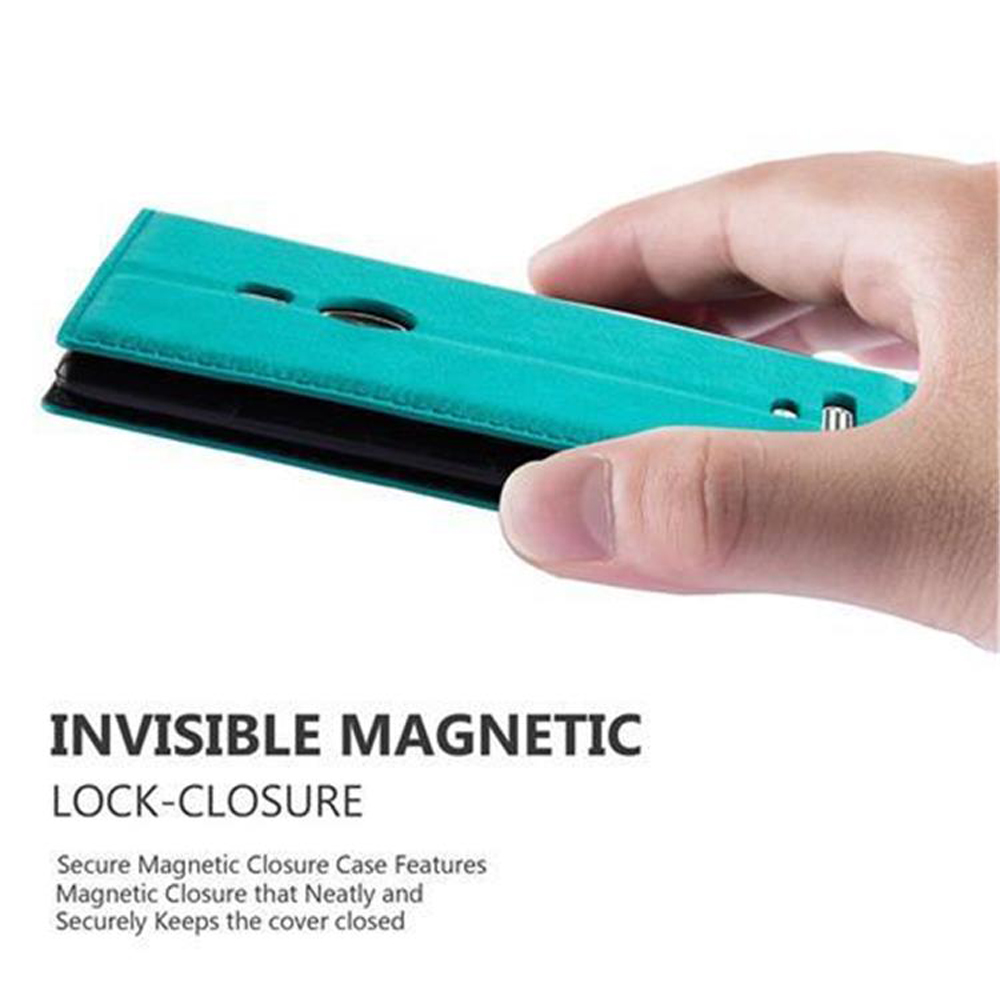 Una mano tiene una custodia per telefono verde acqua con interno nero. Il testo sottostante recita 'INVISIBLE MAGNETIC LOCK-CLOSURE'.