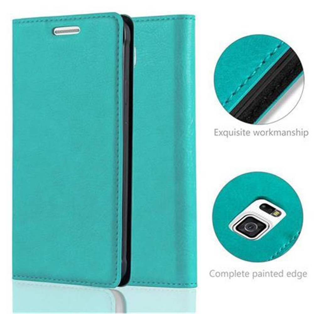 Una funda de teléfono turquesa, abierta para mostrar el teléfono. Los detalles muestran costuras y el área de la cámara. Texto: 'Mano de obra exquisita', 'Borde pintado completo'.