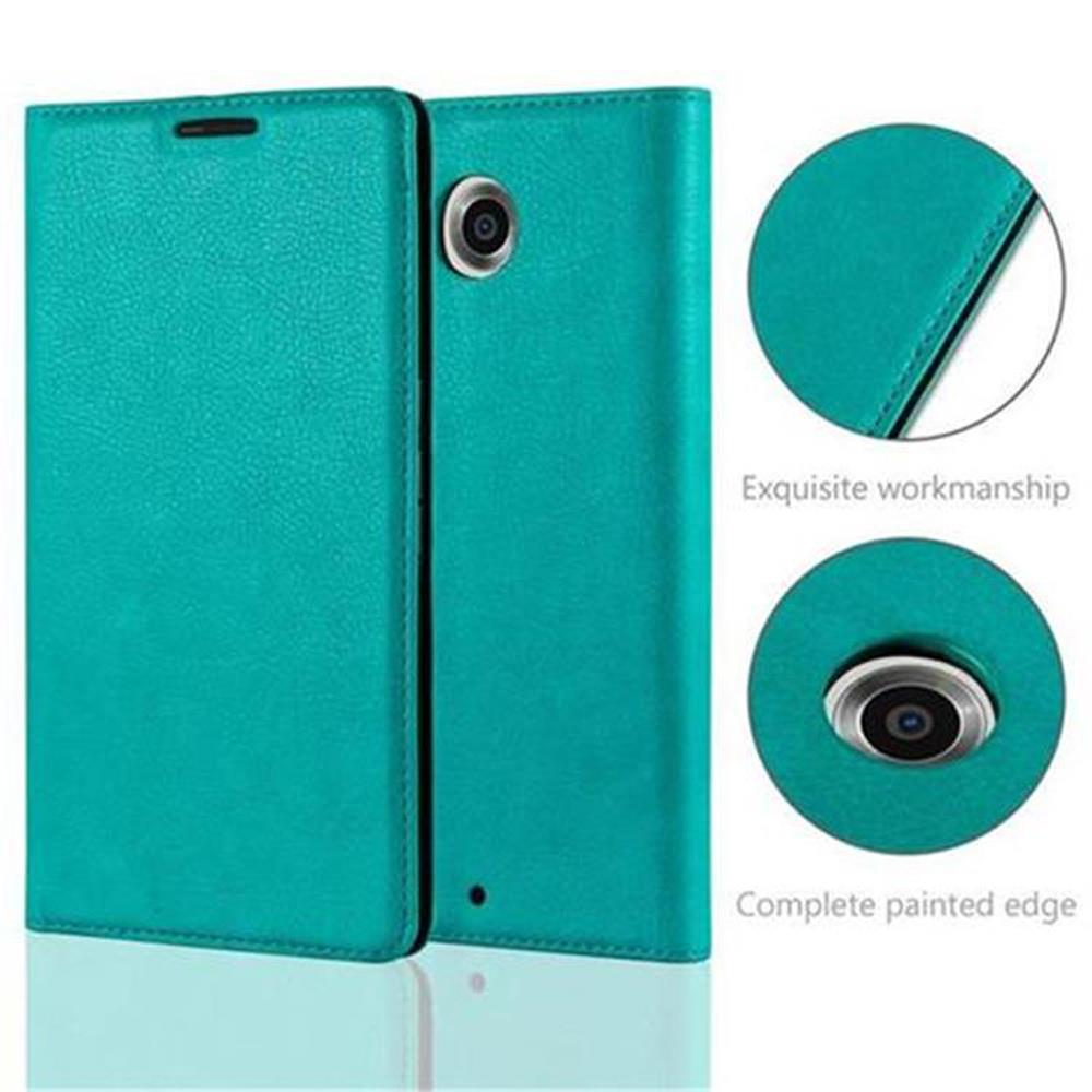 Una funda de teléfono verde azulado, abierta, con detalle de cámara. Dos círculos muestran detalles de la artesanía.