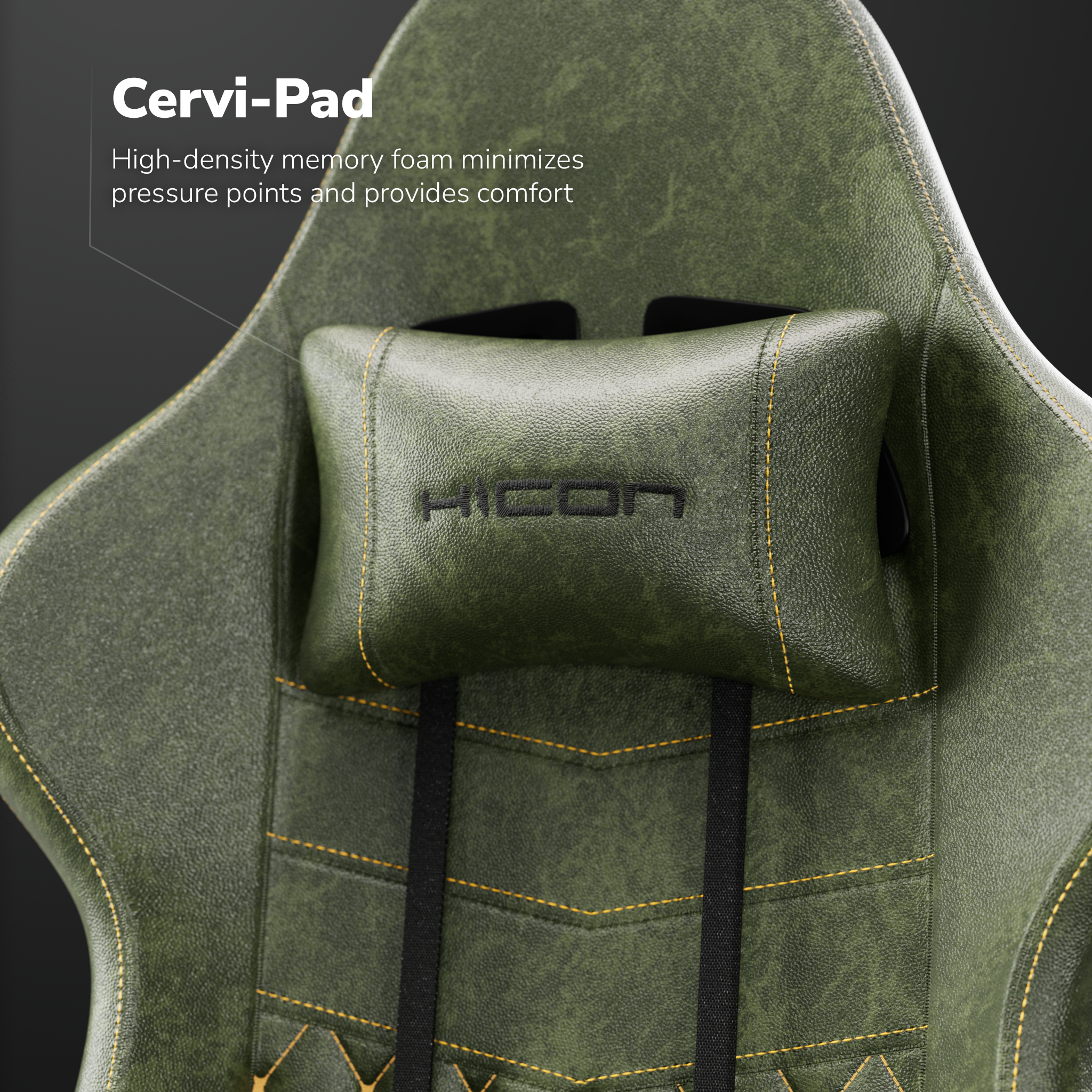 Chaise en cuir vert avec coutures jaunes. Coussin Cervi-Pad avec logo HICON. Sangles noires. Fond sombre.