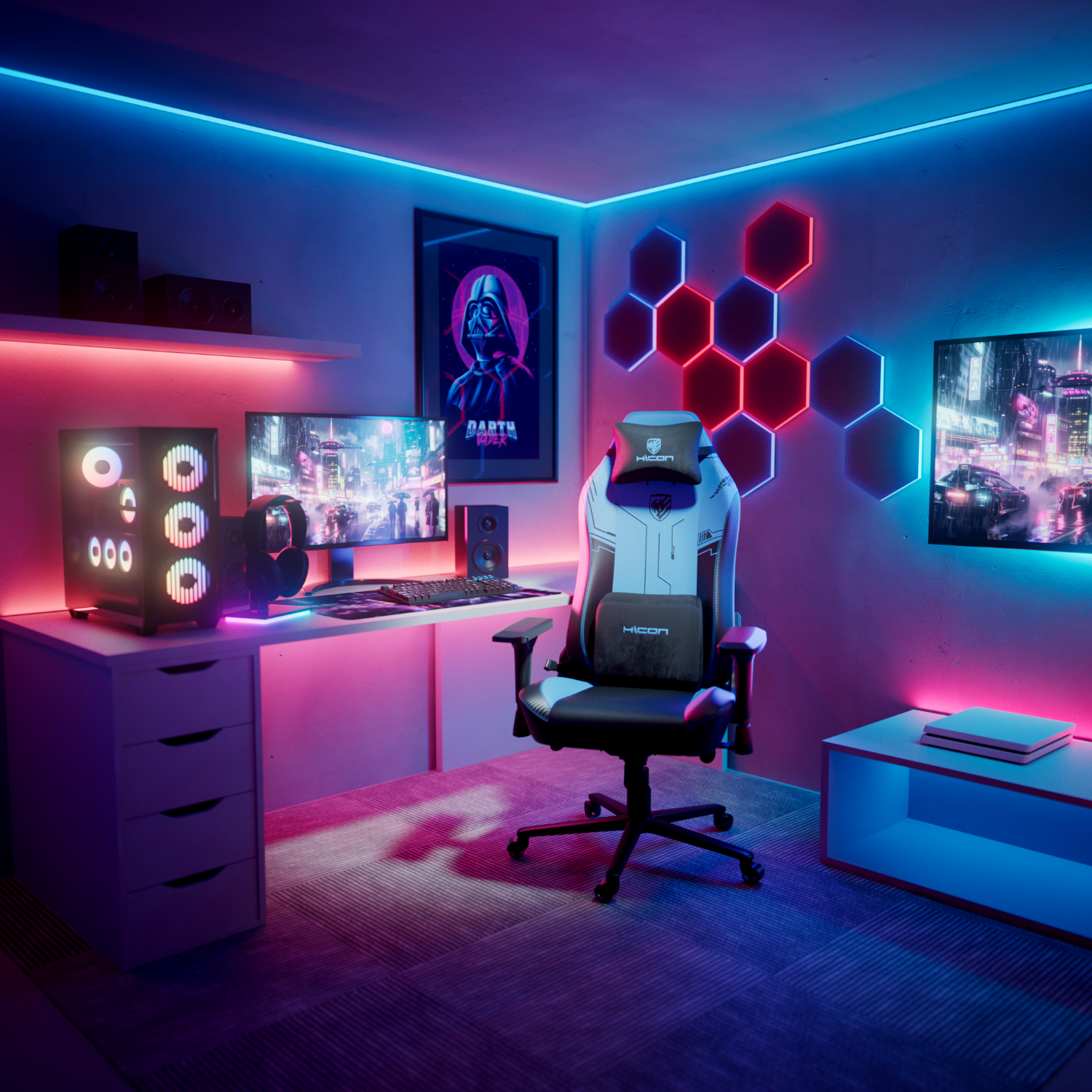 Salle de jeux avec une chaise, un ordinateur, un moniteur et des lumières hexagonales. La pièce est éclairée par des néons bleus et rouges.