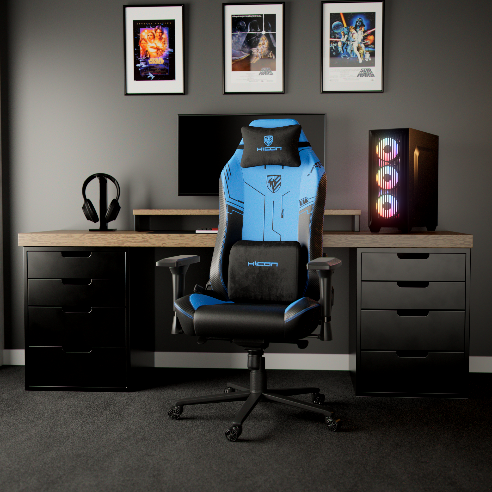 Une configuration de jeu avec une chaise bleue, un bureau, un ordinateur, des affiches et un casque. La pièce est grise avec des meubles noirs.