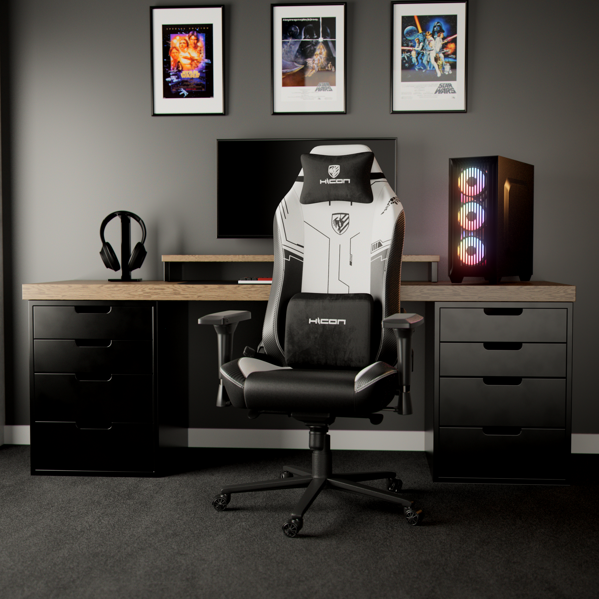 Configuration de jeu avec une chaise, un bureau, un ordinateur, des affiches Star Wars et un casque. Palette noir et blanc.