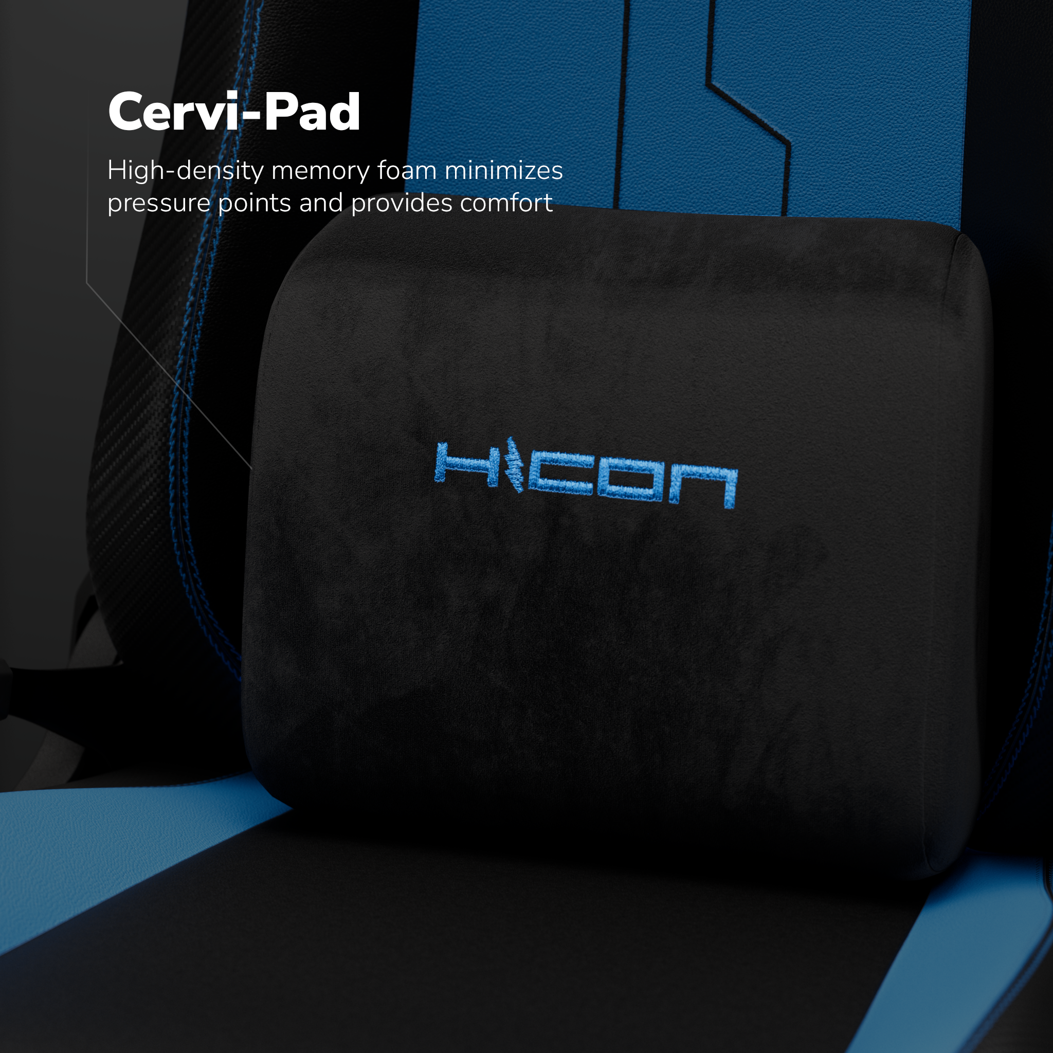 Coussin Cervi-Pad noir avec logo brodé bleu, placé sur une chaise de jeu bleue et noire. Texte Cervi-Pad visible.
