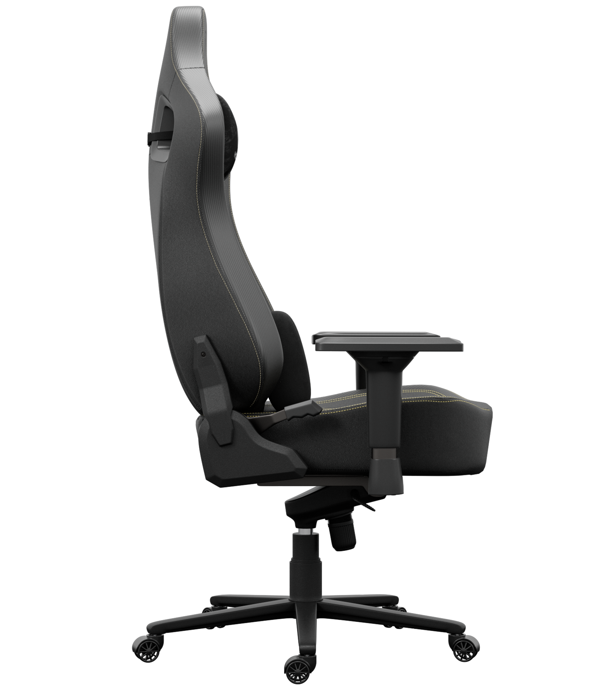 Een zwarte en grijze gamestoel. Hij heeft een hoge rugleuning, armleuningen en een onderstel met vijf wielen. Gele stiksels accentueren het ontwerp.