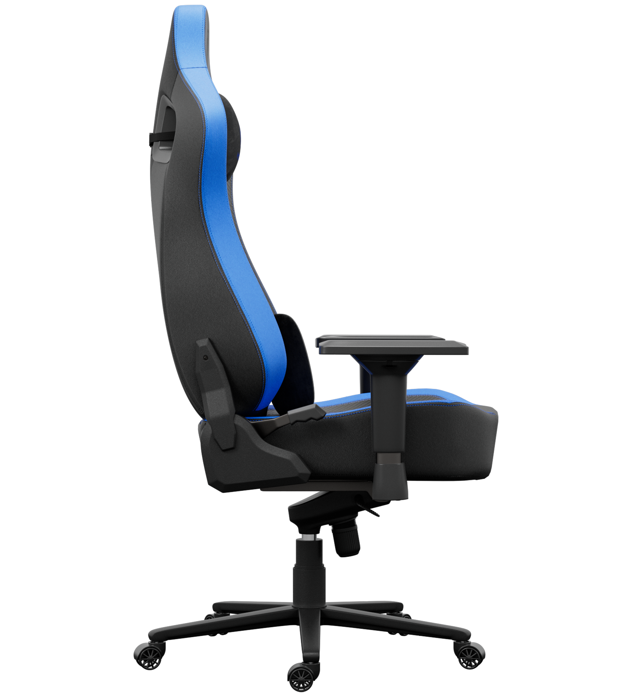 Chaise de jeu, noire et bleue. Dispose d'un dossier haut, d'accoudoirs et d'une base à cinq roues. La chaise est sur fond noir.