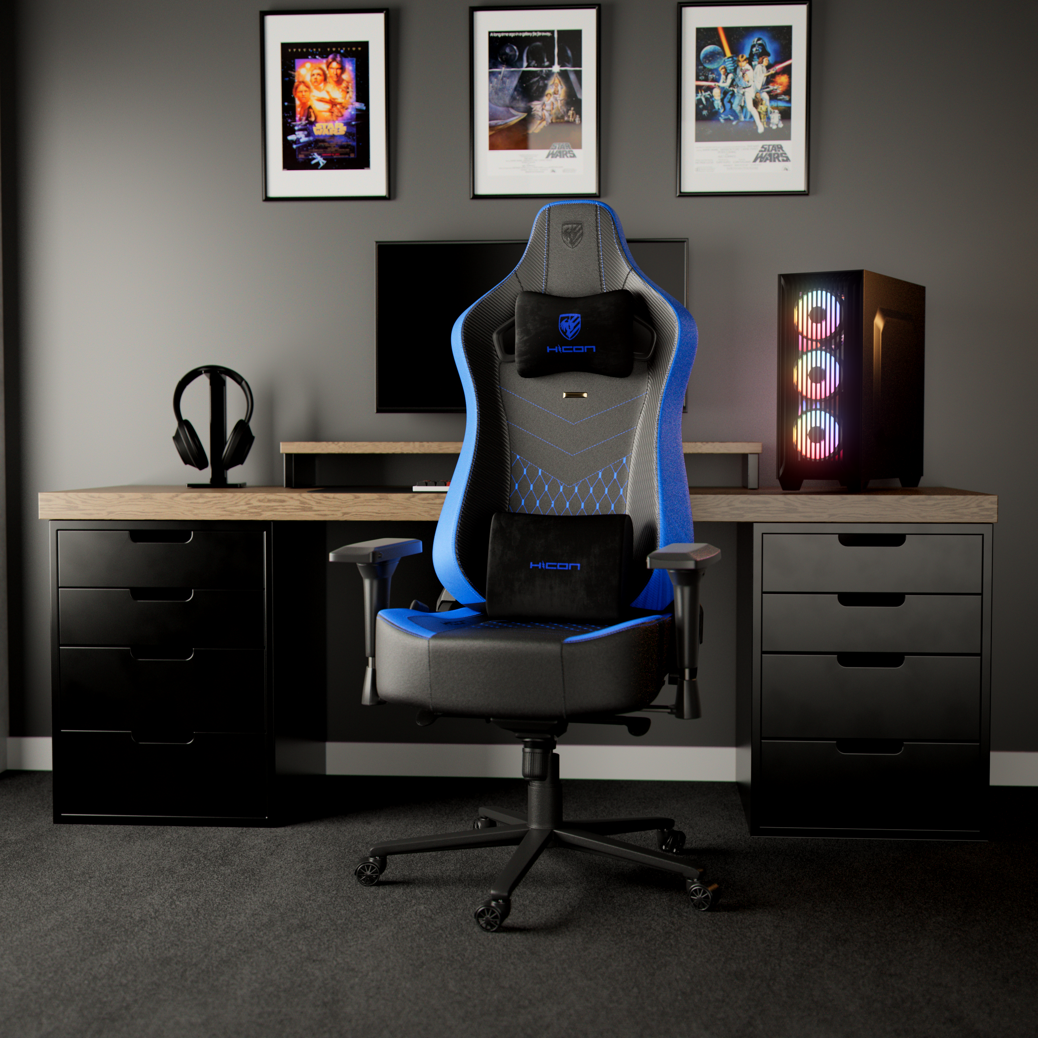 Configuration de jeu avec chaise, PC et affiches Star Wars. Bureau avec tiroirs, casque et moniteur. Fond gris foncé.