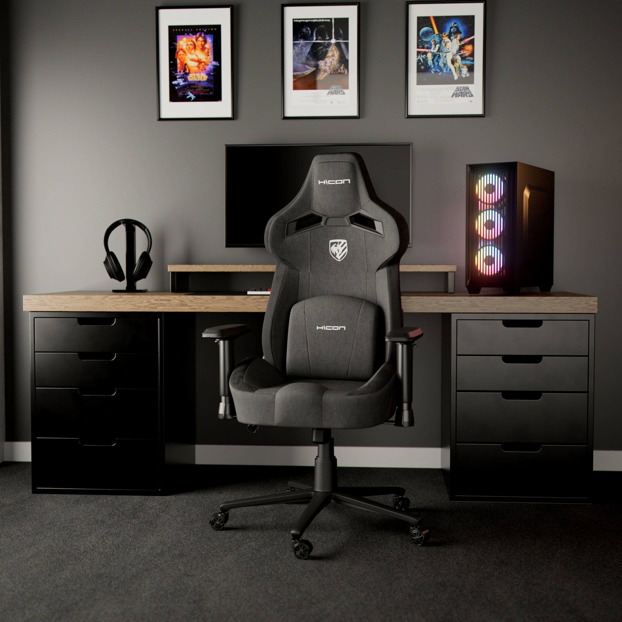 Gamingopstelling met stoel, bureau, computer en Star Wars-posters op een grijze muur. Zwarte lades en koptelefoon.