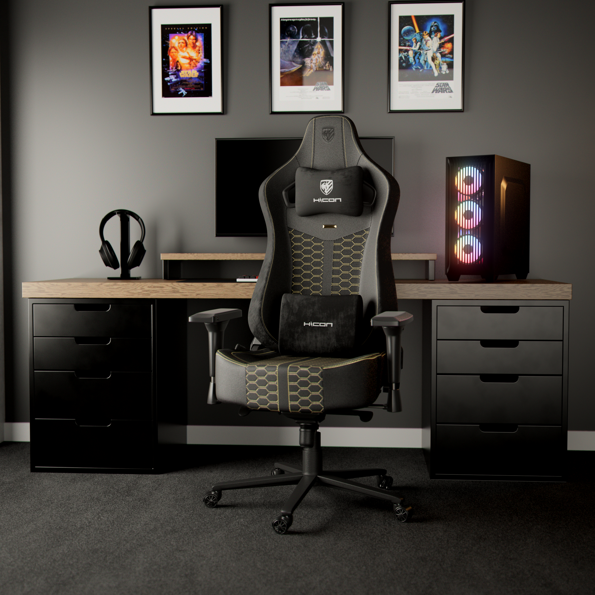 Configuration de jeu avec chaise, PC, bureau et affiches Star Wars. Palette de couleurs noir et gris. Comprend un casque.